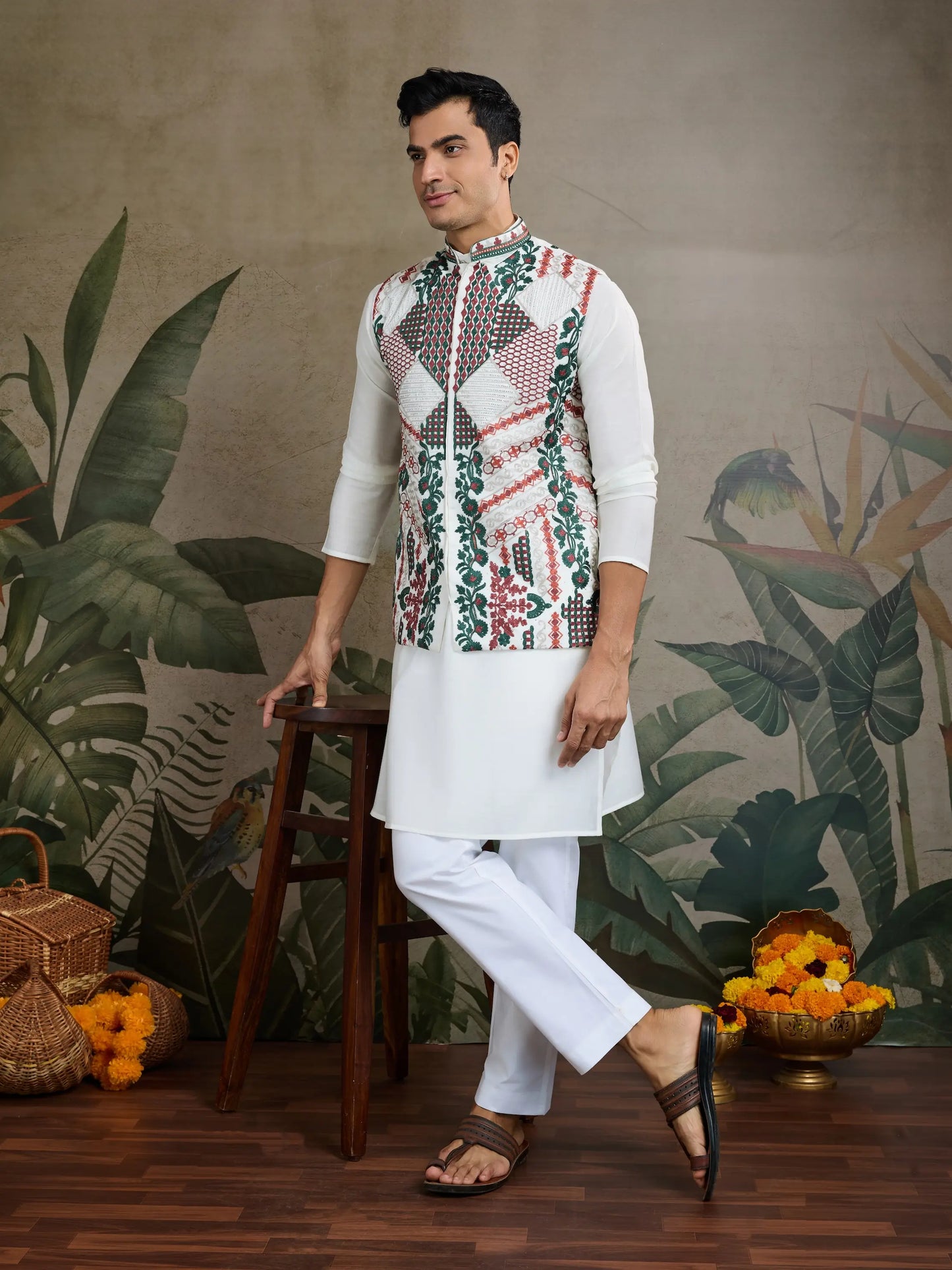 Weißes Kurta-Set aus Seide mit Faden- und Swarovski-Stickerei, begleitet von Koti (Jacke)