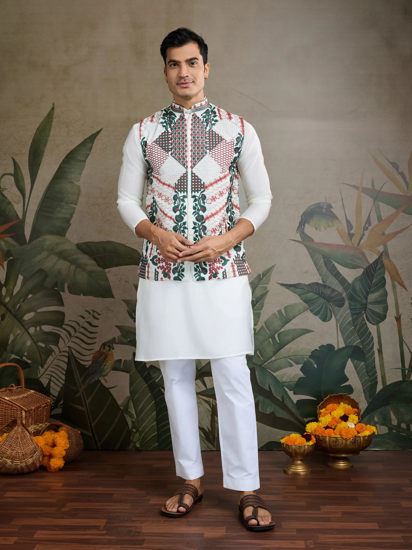 Weißes Kurta-Set aus Seide mit Faden- und Swarovski-Stickerei, begleitet von Koti (Jacke)