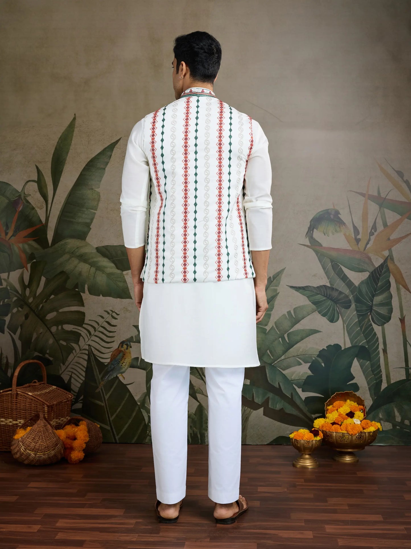Weißes Kurta-Set aus Seide mit Faden- und Swarovski-Stickerei, begleitet von Koti (Jacke)