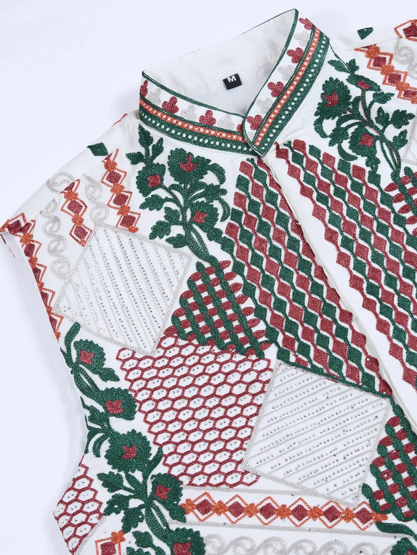 Weißes Kurta-Set aus Seide mit Faden- und Swarovski-Stickerei, begleitet von Koti (Jacke)