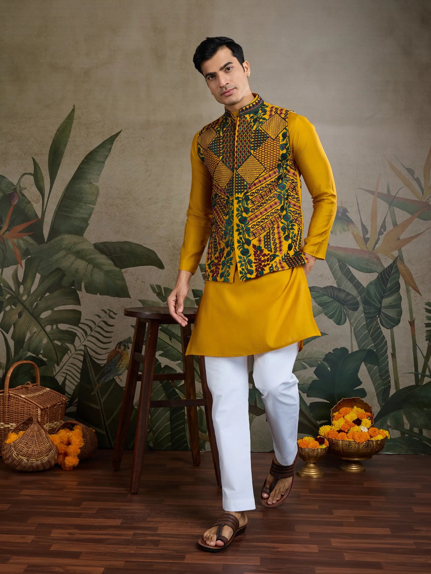 Gelbes Kurta-Set aus Seide mit Faden- und Swarovski-Stickerei, begleitet von Koti (Jacke)