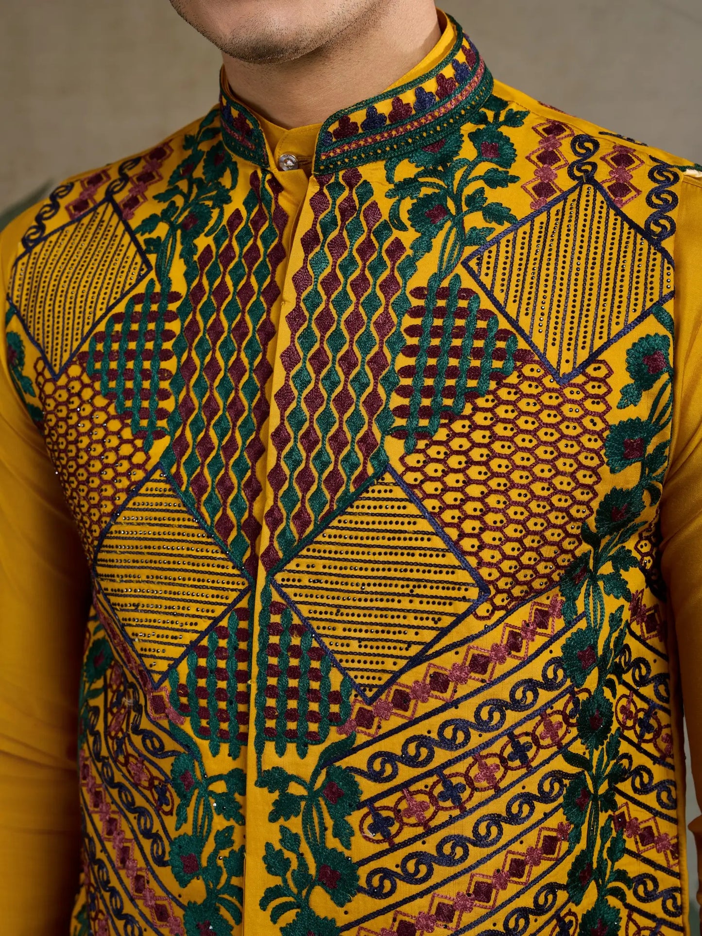 Gelbes Kurta-Set aus Seide mit Faden- und Swarovski-Stickerei, begleitet von Koti (Jacke)