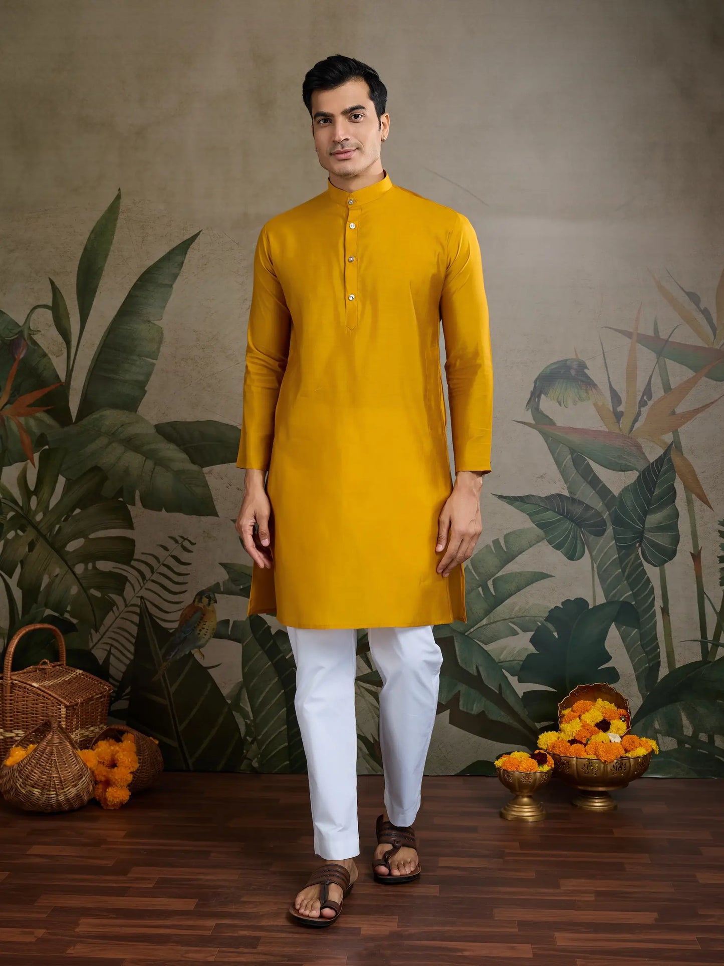 Gelbes Kurta-Set aus Seide mit Faden- und Swarovski-Stickerei, begleitet von Koti (Jacke)