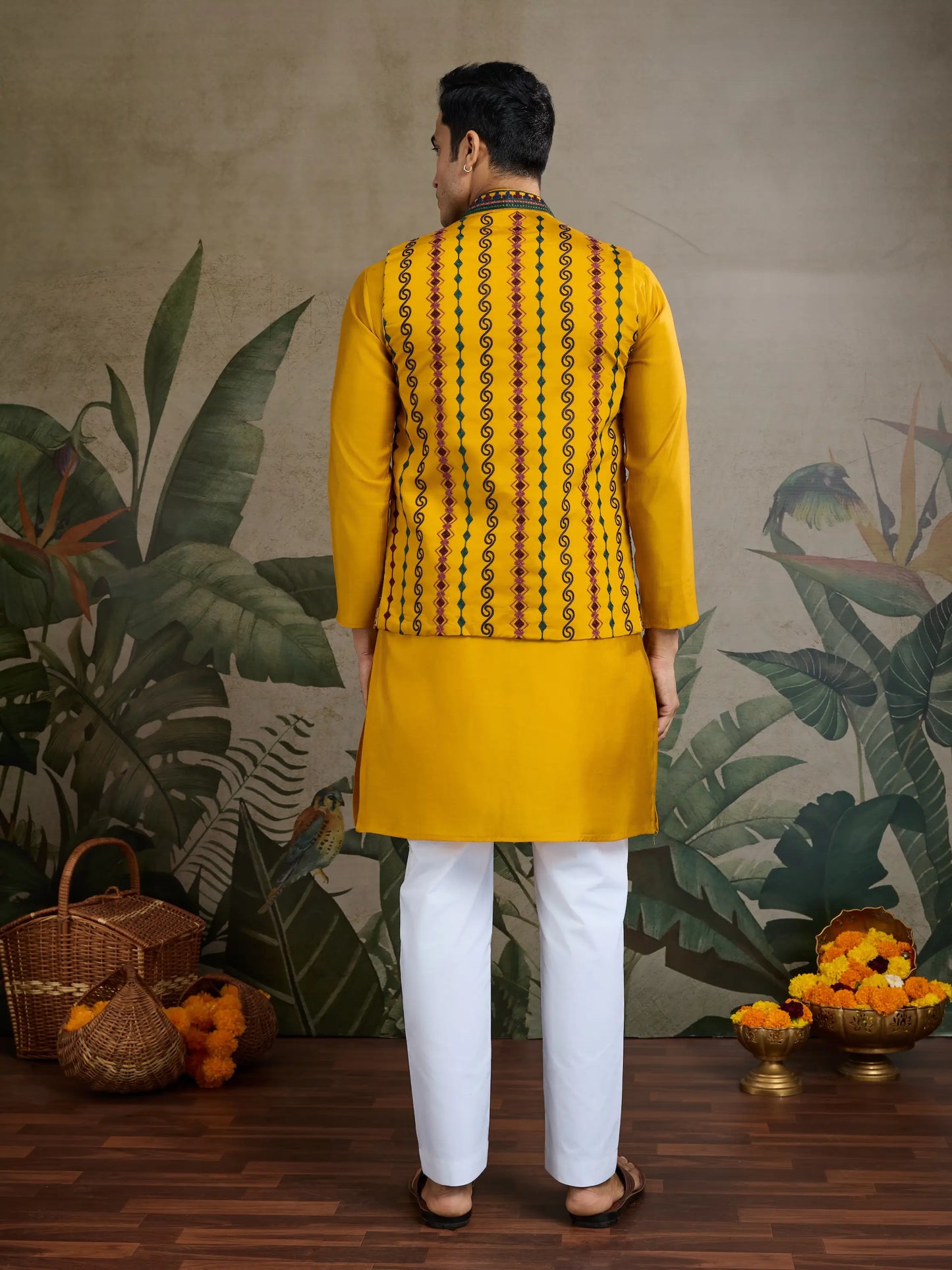 Gelbes Kurta-Set aus Seide mit Faden- und Swarovski-Stickerei, begleitet von Koti (Jacke)