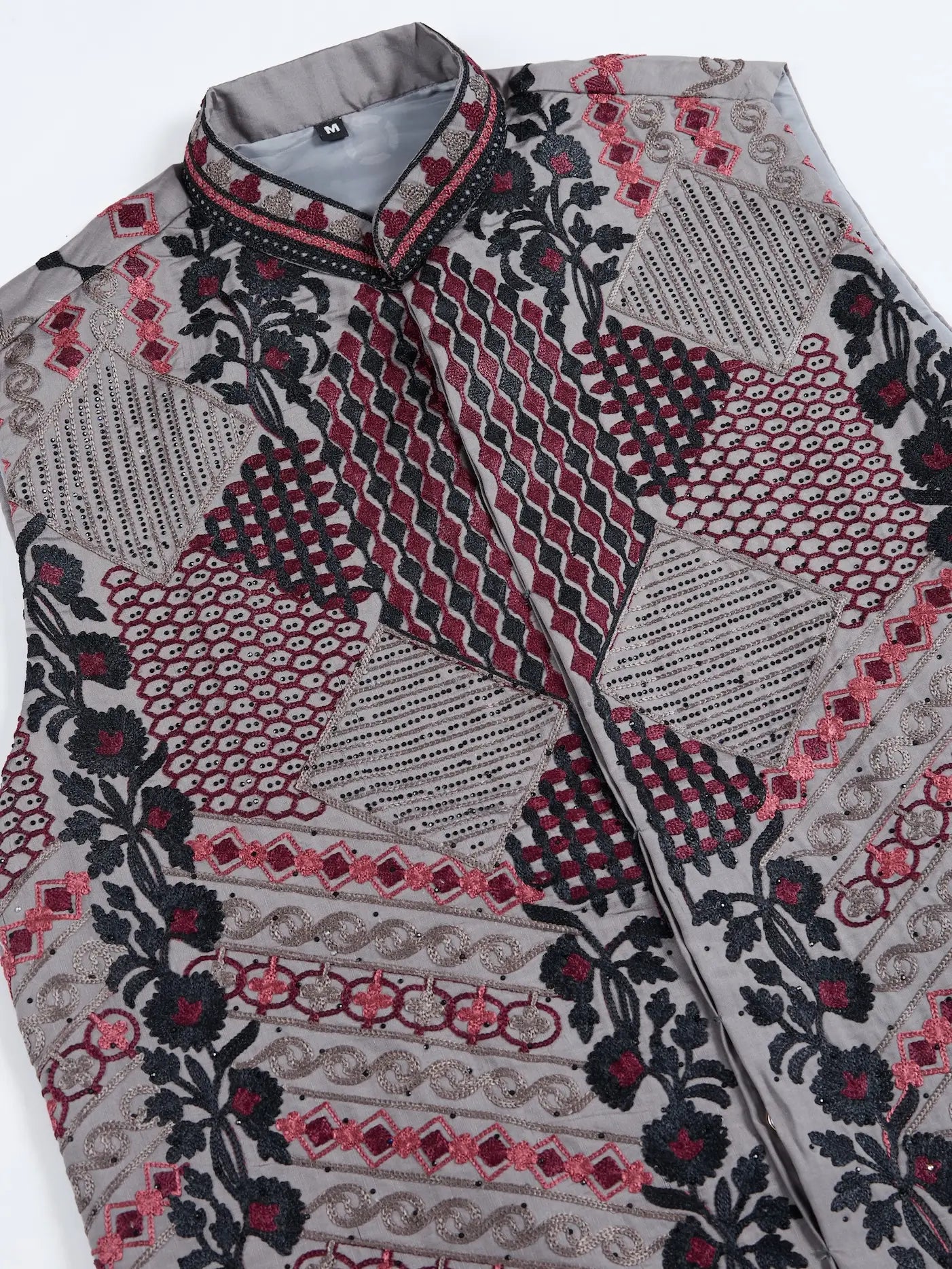 Graues Kurta-Set aus Seide mit Faden- und Swarovski-Stickerei, begleitet von Koti (Jacke).