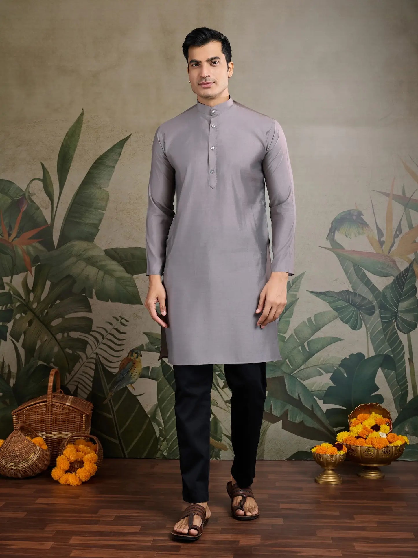 Graues Kurta-Set aus Seide mit Faden- und Swarovski-Stickerei, begleitet von Koti (Jacke).