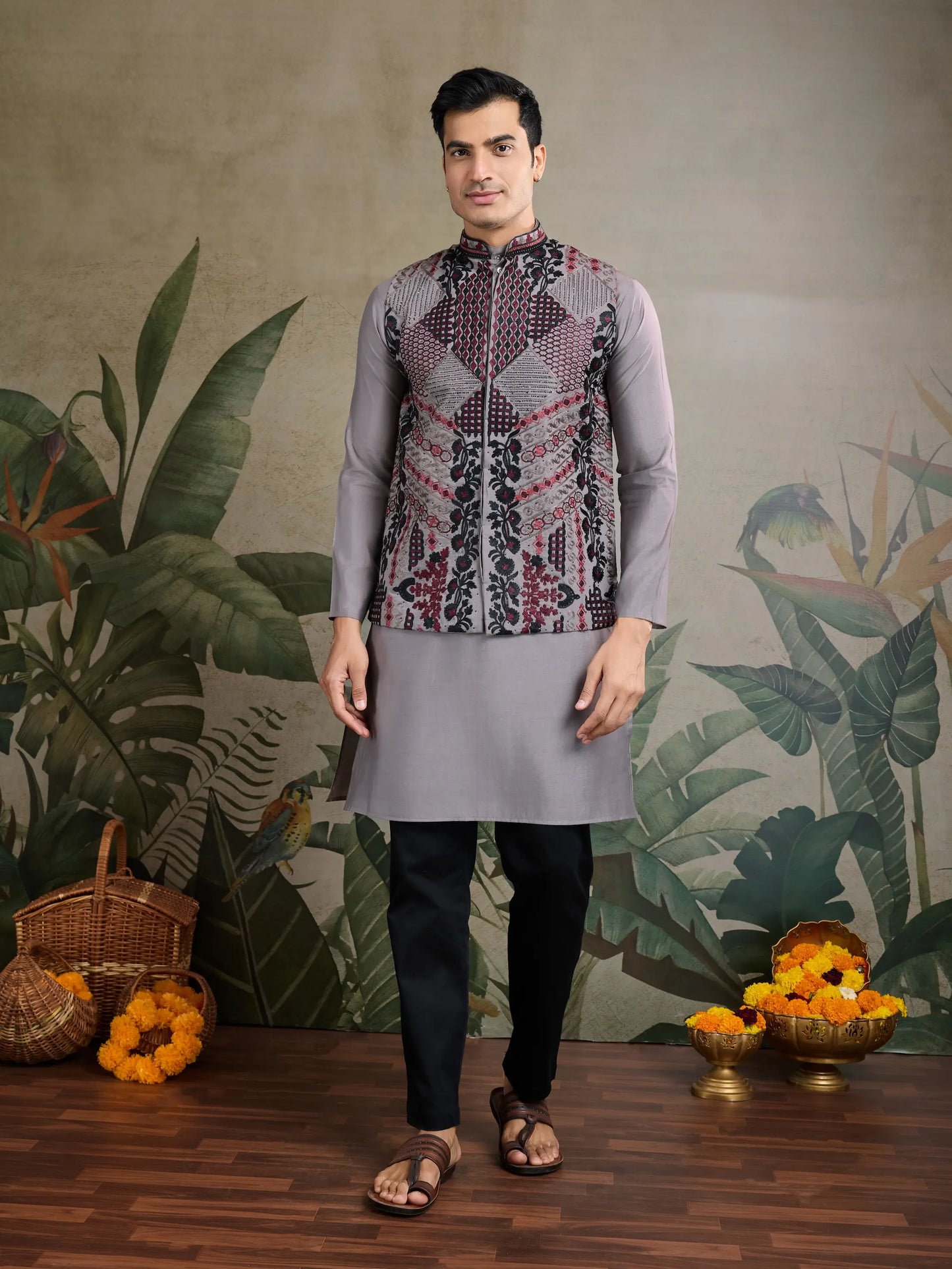 Graues Kurta-Set aus Seide mit Faden- und Swarovski-Stickerei, begleitet von Koti (Jacke).
