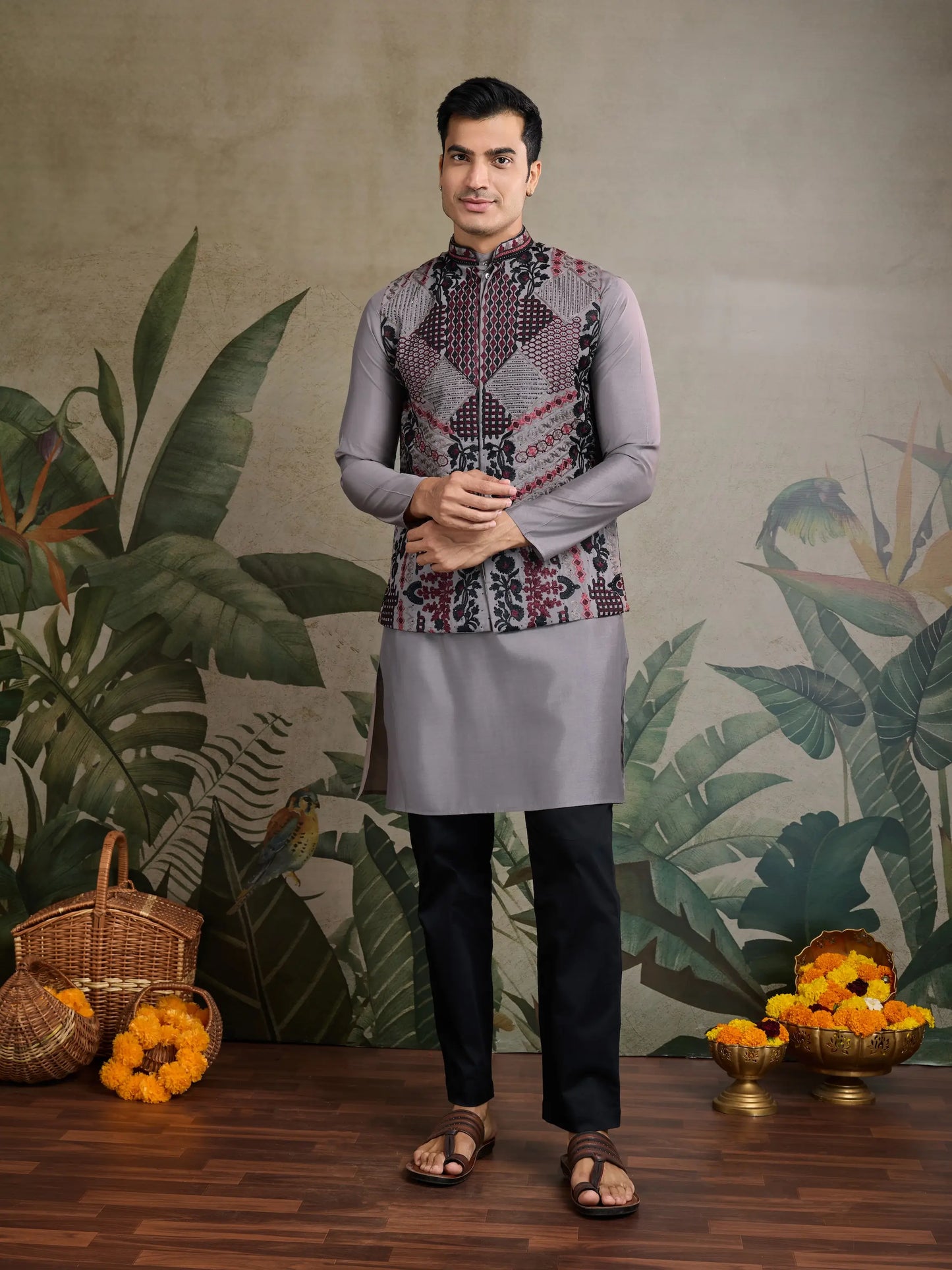 Graues Kurta-Set aus Seide mit Faden- und Swarovski-Stickerei, begleitet von Koti (Jacke).