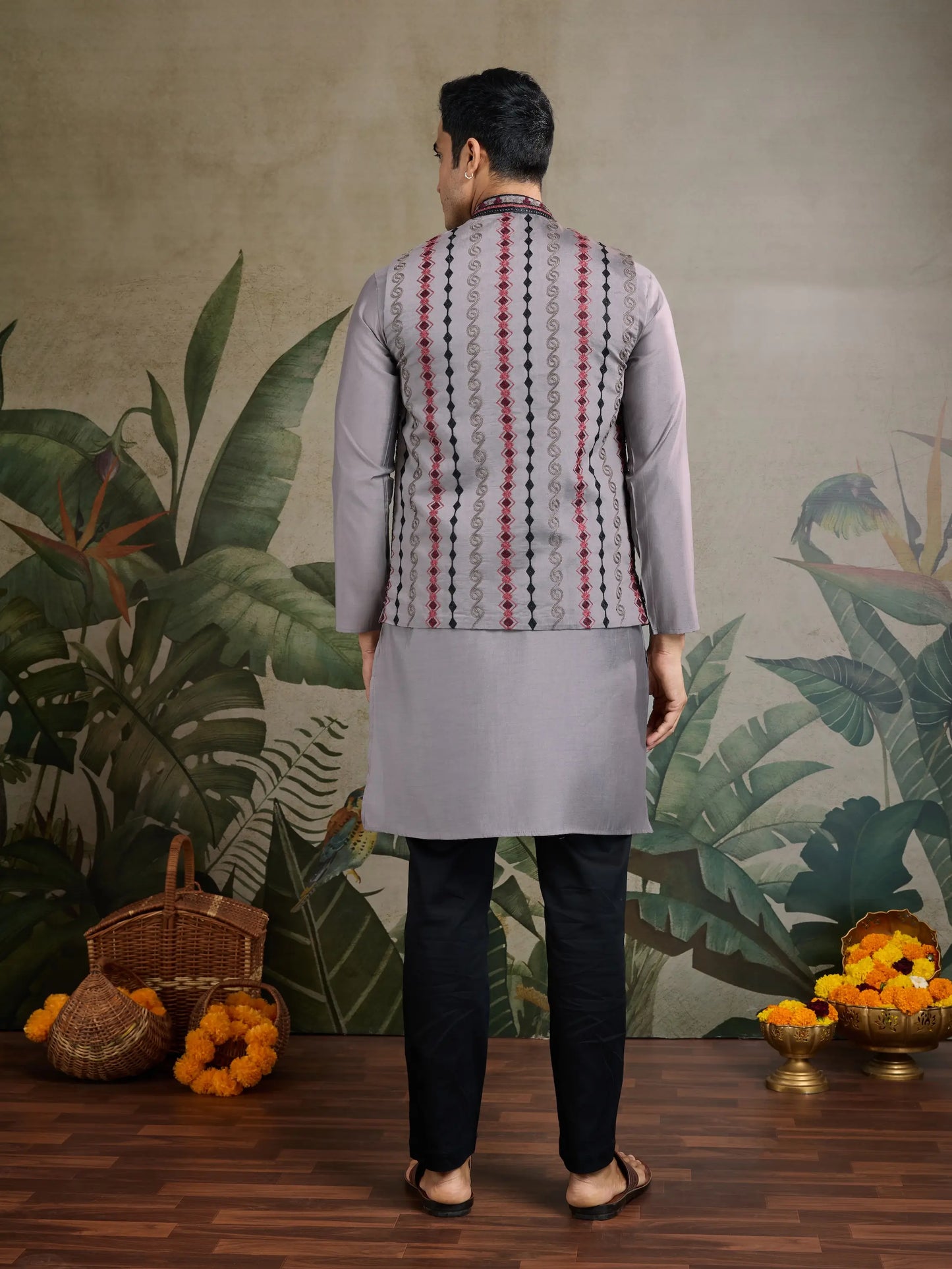 Graues Kurta-Set aus Seide mit Faden- und Swarovski-Stickerei, begleitet von Koti (Jacke).
