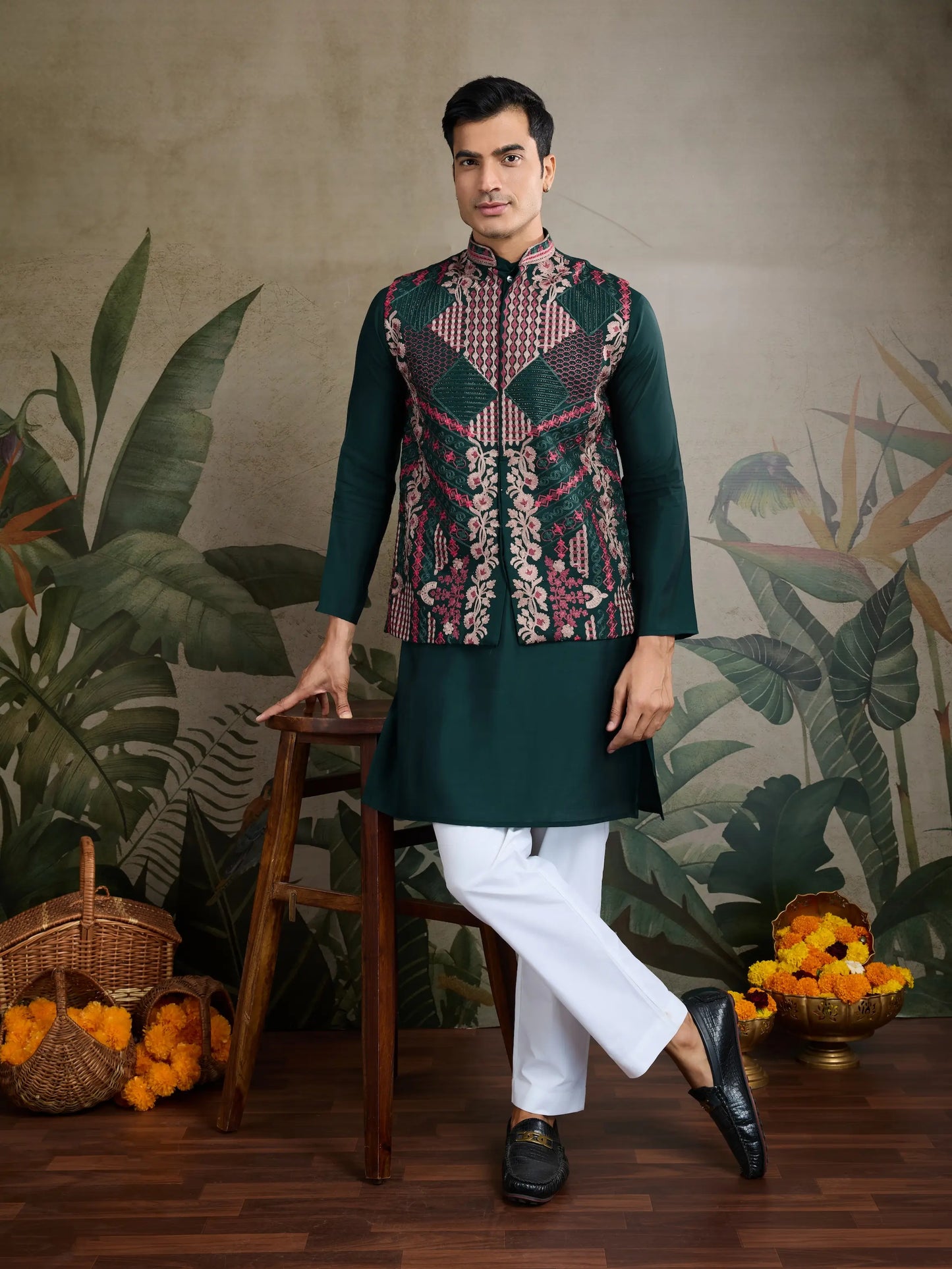 Grünes Seiden-Kurta mit Koti (Jacke)-Set, verziert mit Seidenfadenstickerei und Swarovski-Kristallen