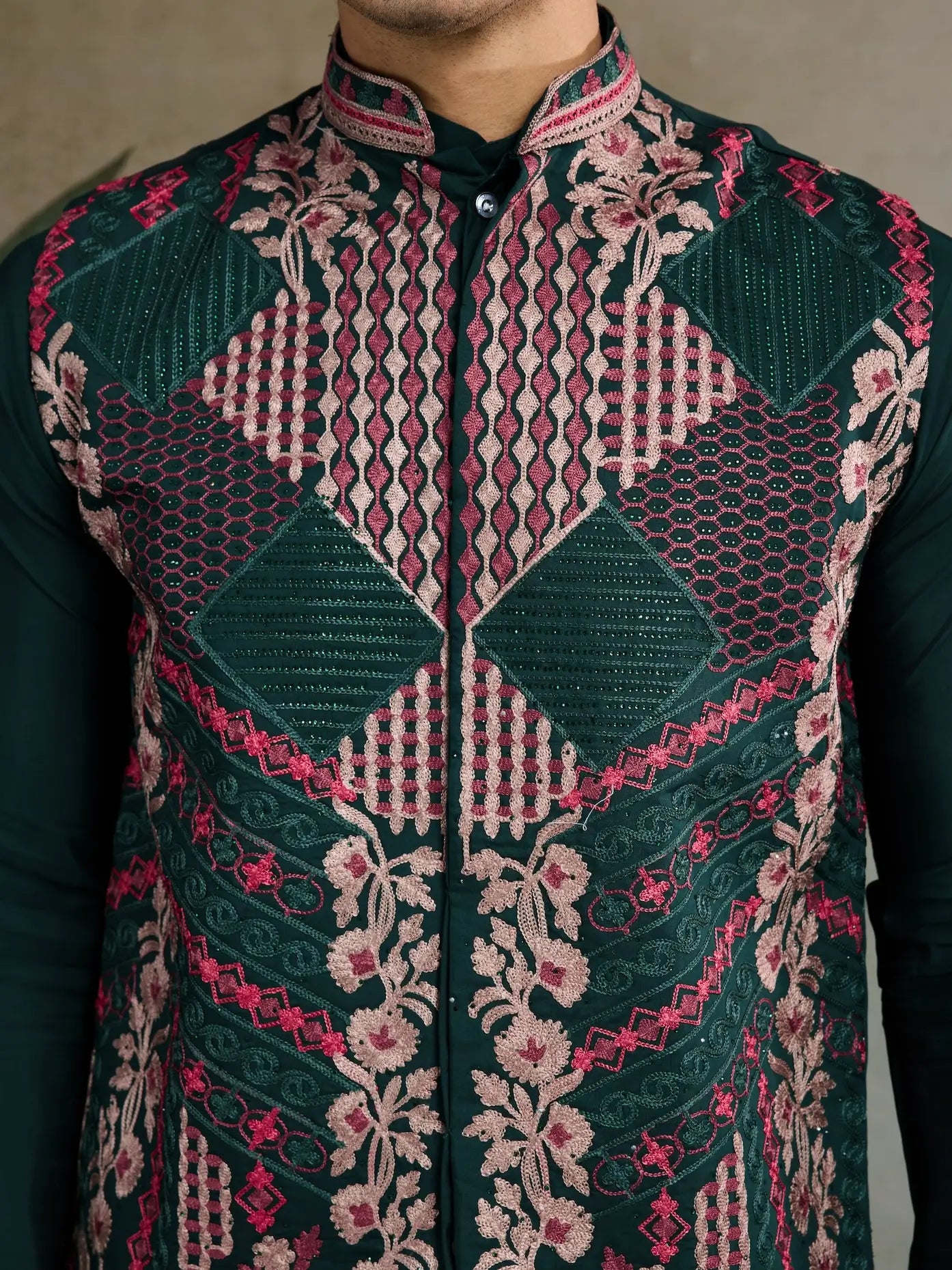 Grünes Seiden-Kurta mit Koti (Jacke)-Set, verziert mit Seidenfadenstickerei und Swarovski-Kristallen