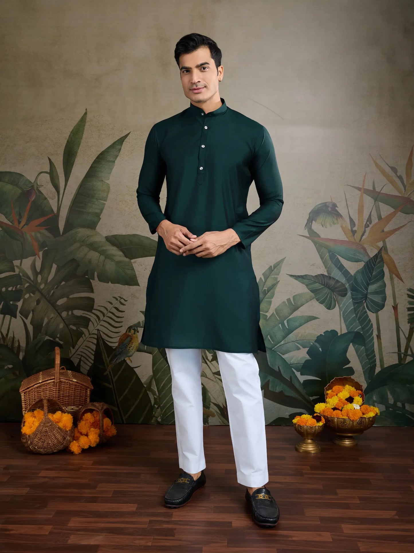 Grünes Seiden-Kurta mit Koti (Jacke)-Set, verziert mit Seidenfadenstickerei und Swarovski-Kristallen
