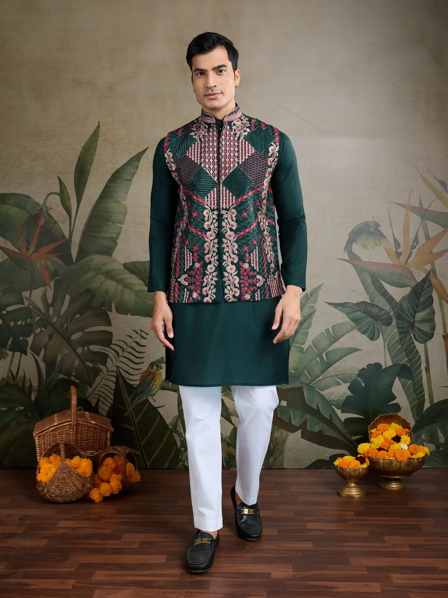 Grünes Seiden-Kurta mit Koti (Jacke)-Set, verziert mit Seidenfadenstickerei und Swarovski-Kristallen