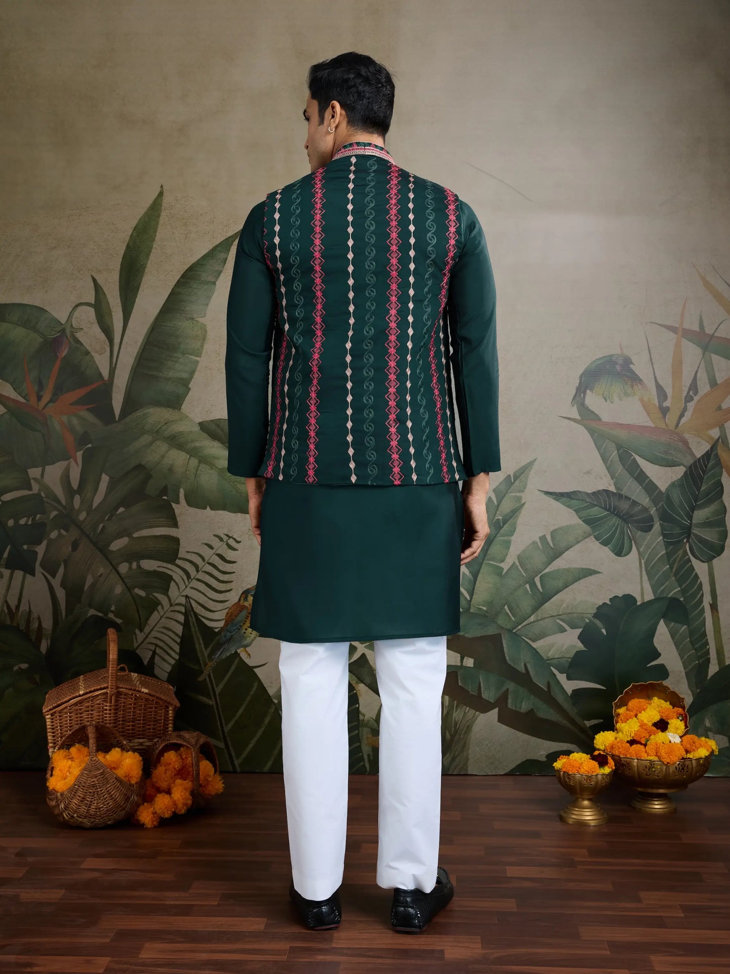 Grünes Seiden-Kurta mit Koti (Jacke)-Set, verziert mit Seidenfadenstickerei und Swarovski-Kristallen