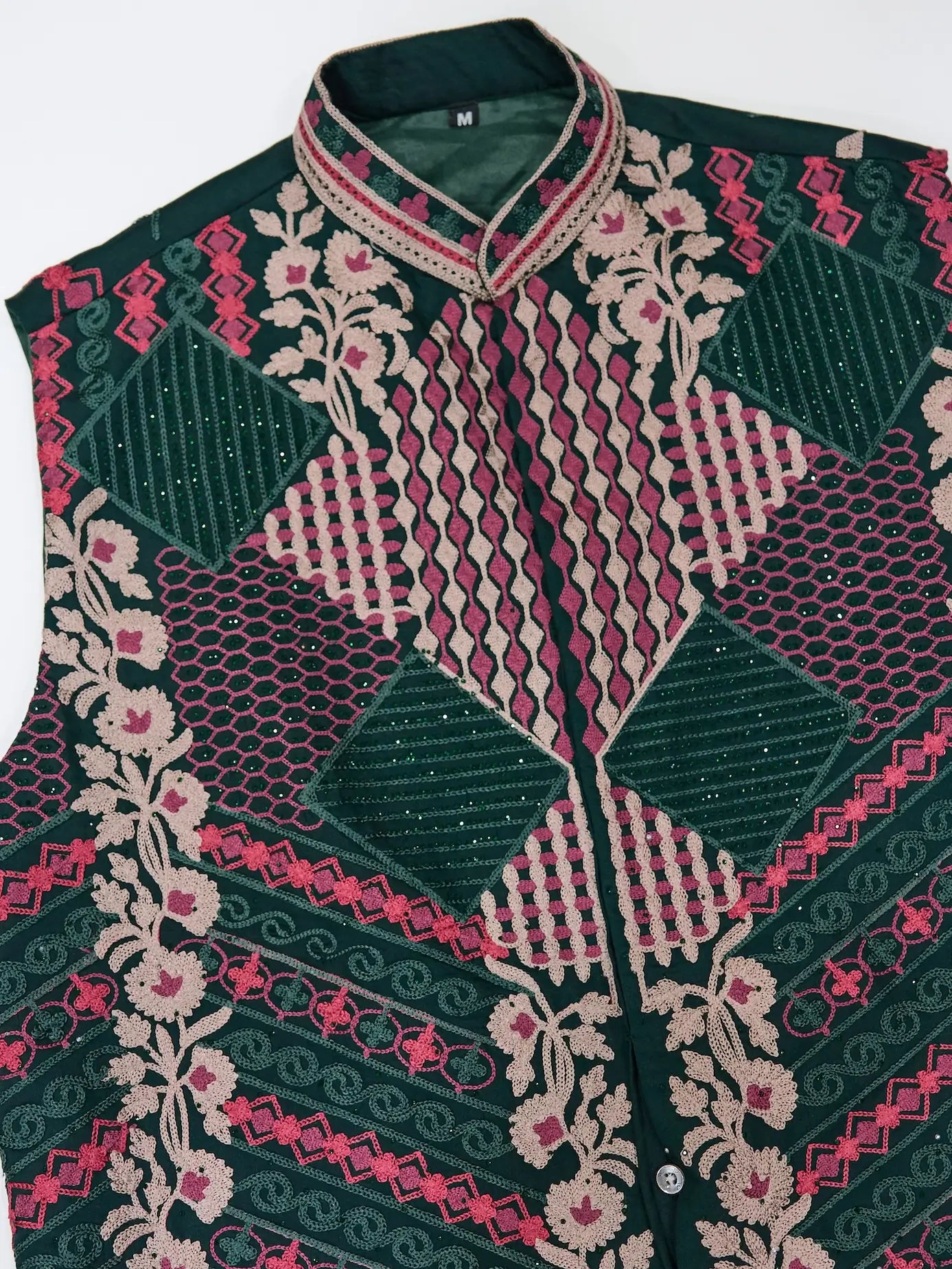 Grünes Seiden-Kurta mit Koti (Jacke)-Set, verziert mit Seidenfadenstickerei und Swarovski-Kristallen