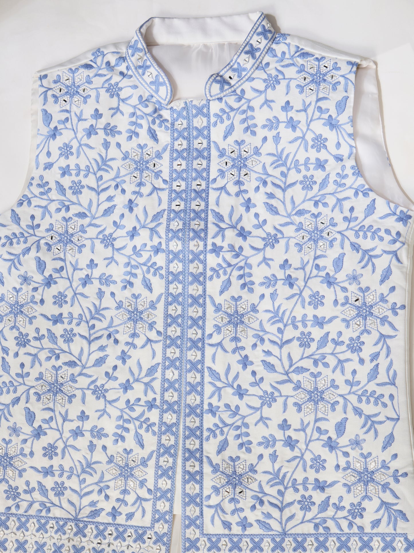 Kurta Homme 3 pièces avec veste koti brodée bleu clair en soie et coton