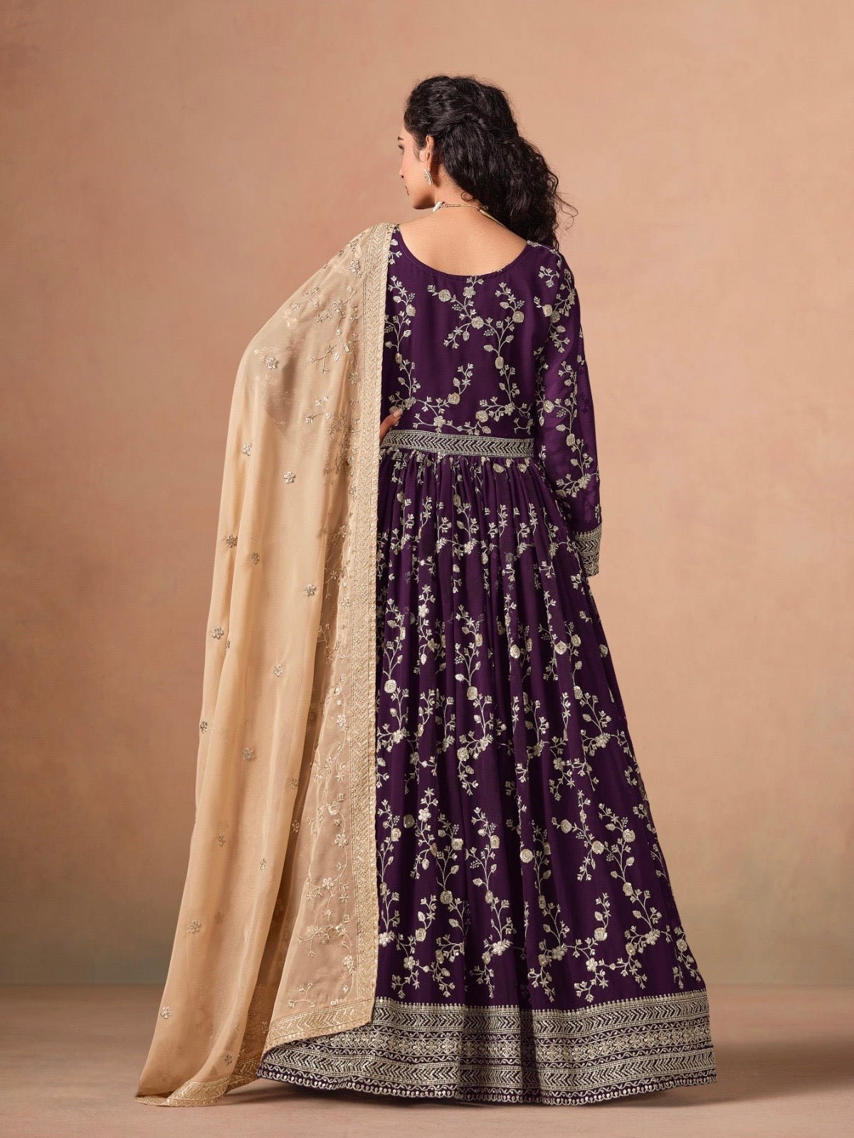 Eleganter rosa-grauer Braut-Lehenga mit Zarkan-Stickerei und Pailletten