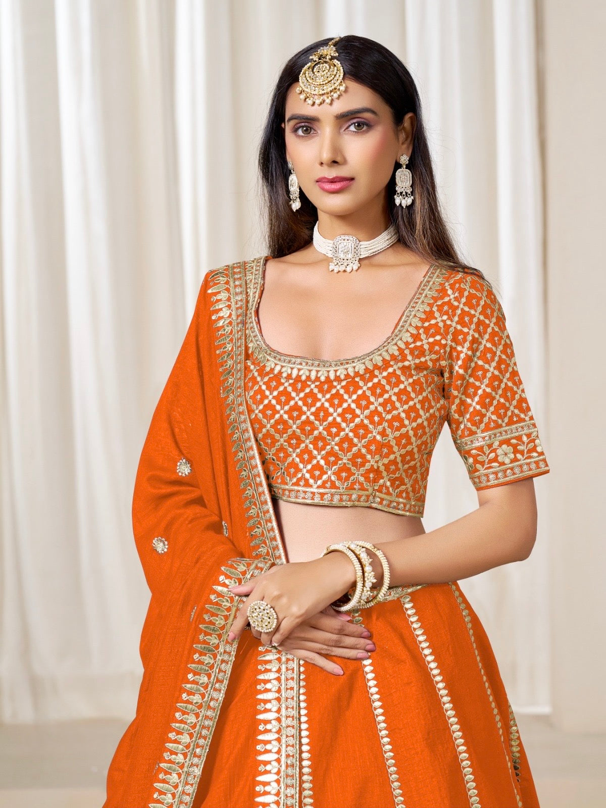 Eleganter rosa-grauer Braut-Lehenga mit Zarkan-Stickerei und Pailletten