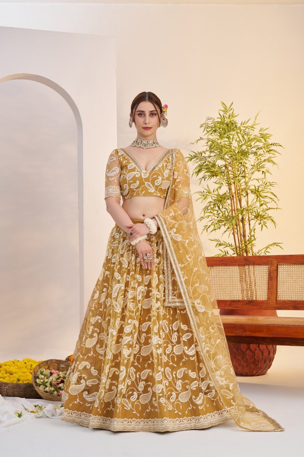 Lehenga jaune doré en filet avec broderies et sequins COLLECTION MAISHA