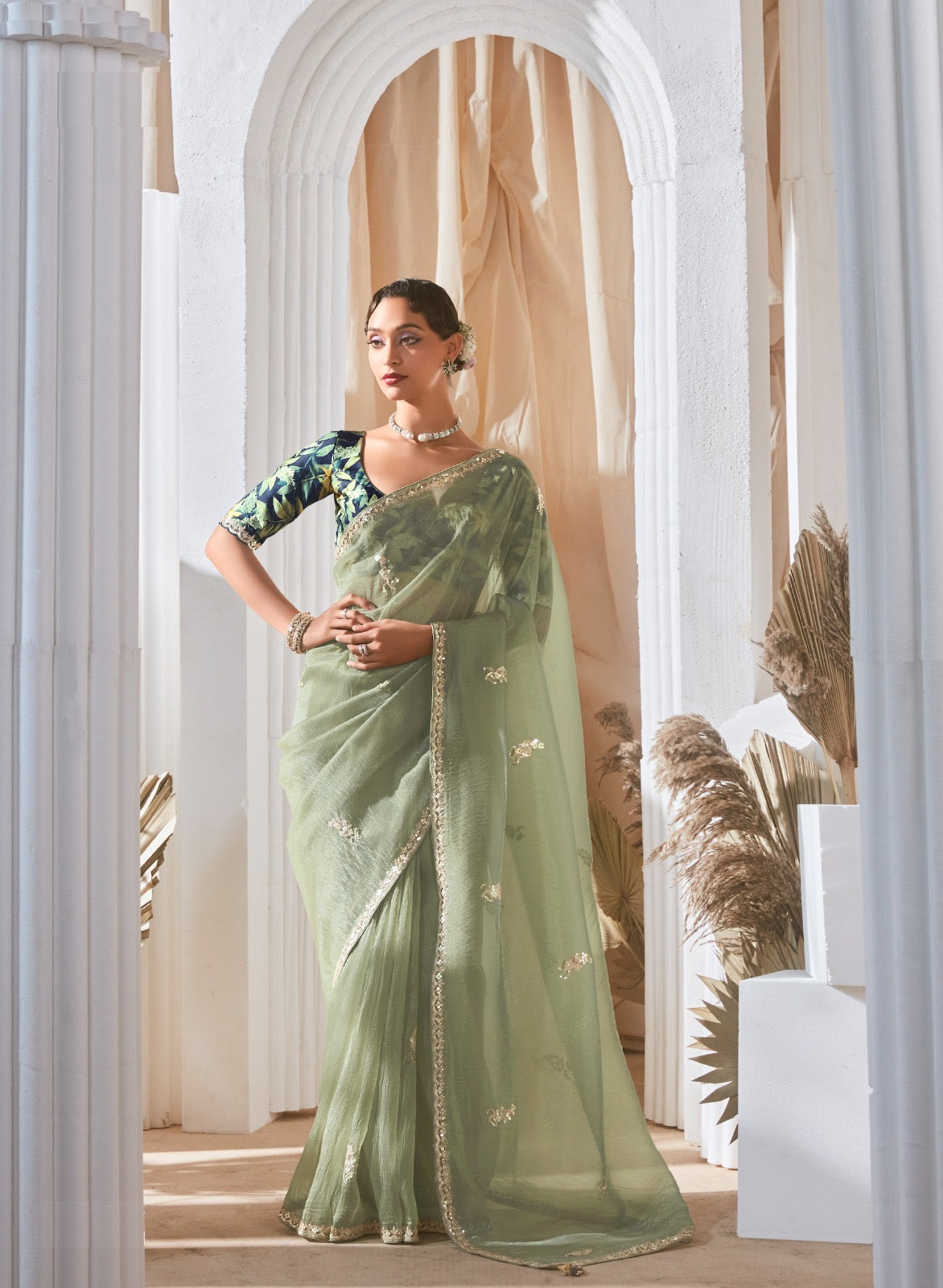 Grüner Glasseiden-Sari mit mehrfarbiger roter Blumenbluse und Digitaldruck, Pailletten- und Fadenstickerei