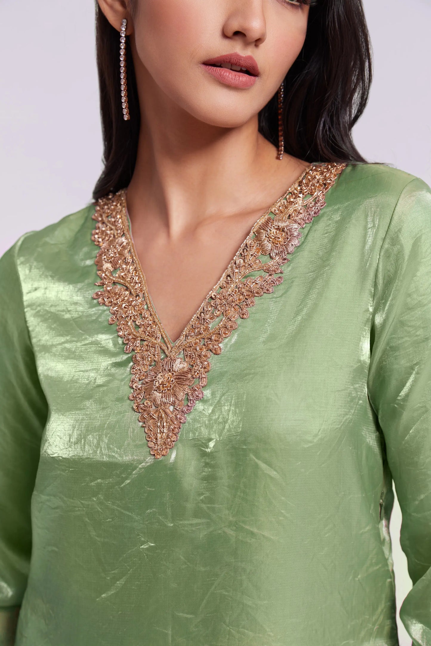 Pistaziengrüner Organza-Salwar-Anzug mit Handstickerei