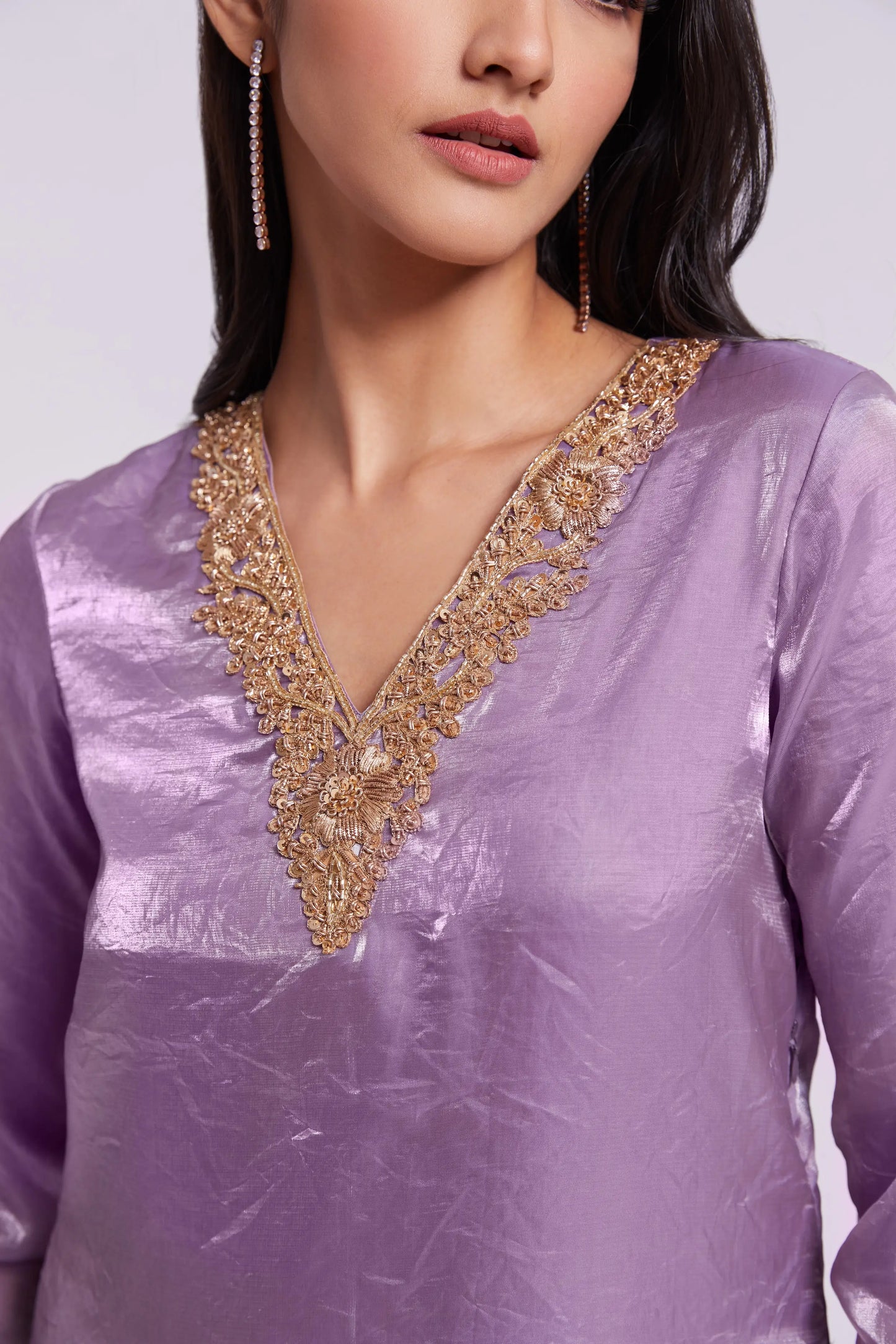 Salwar Anzug aus reinem lila Organza mit Handstickerei