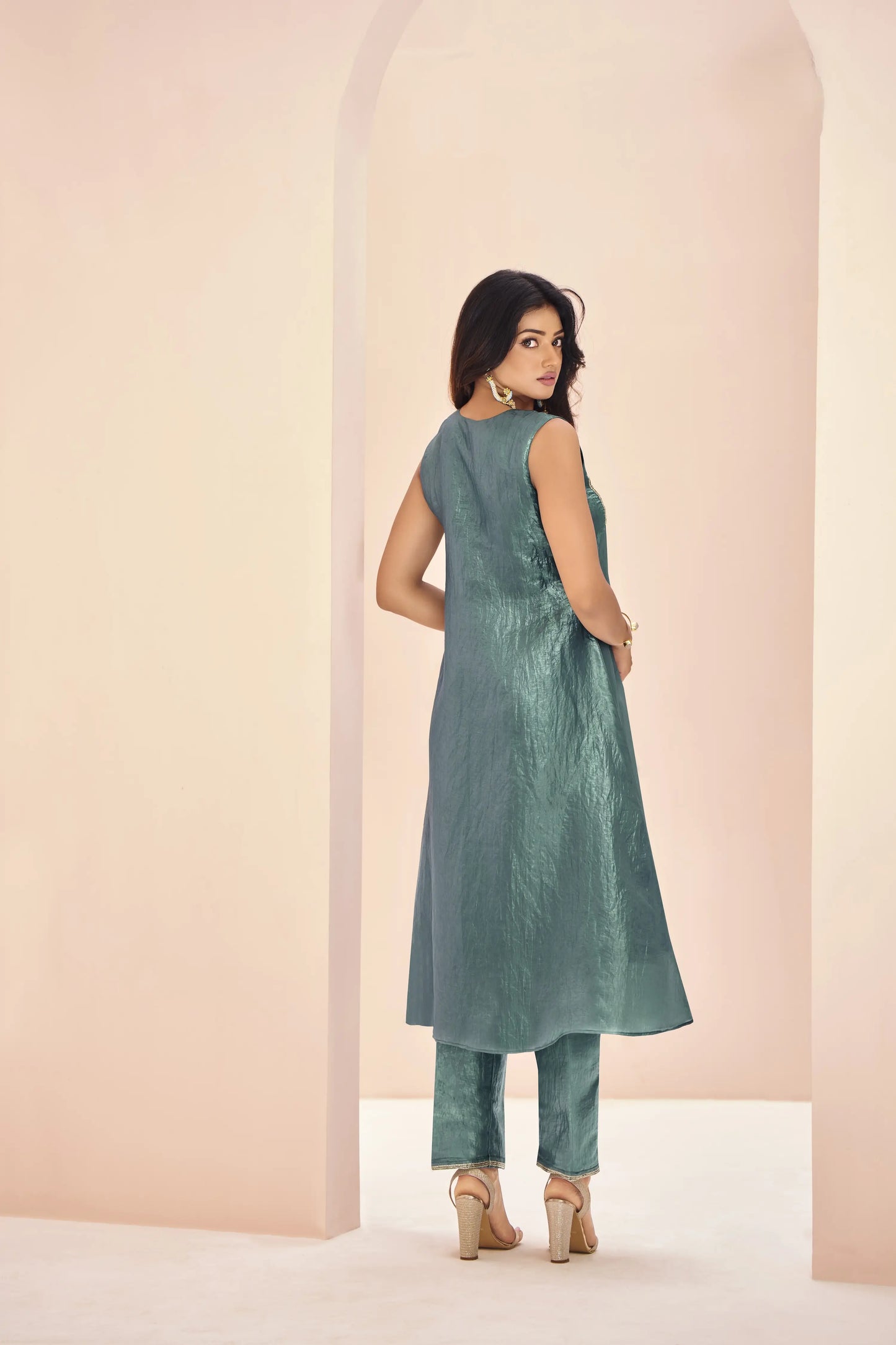 Salwar Suit en Organza Vert d'eau avec Broderie à la Main