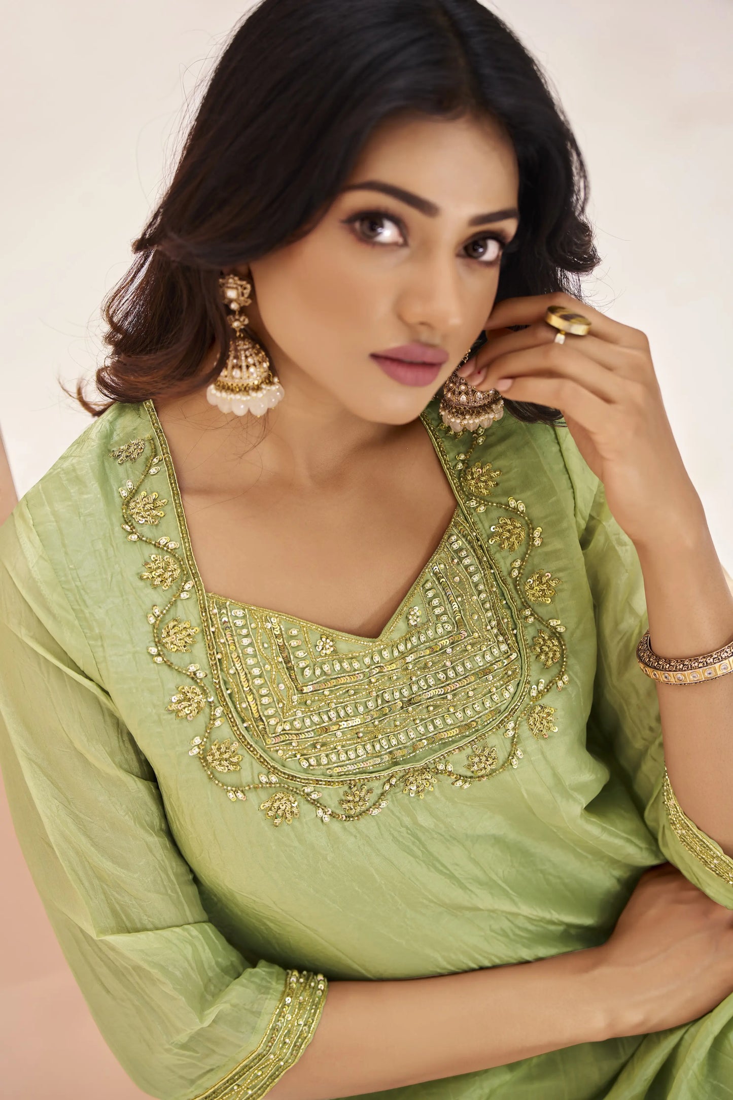 Salwar Suit en Organza Vert Clair avec Broderie à la Main
