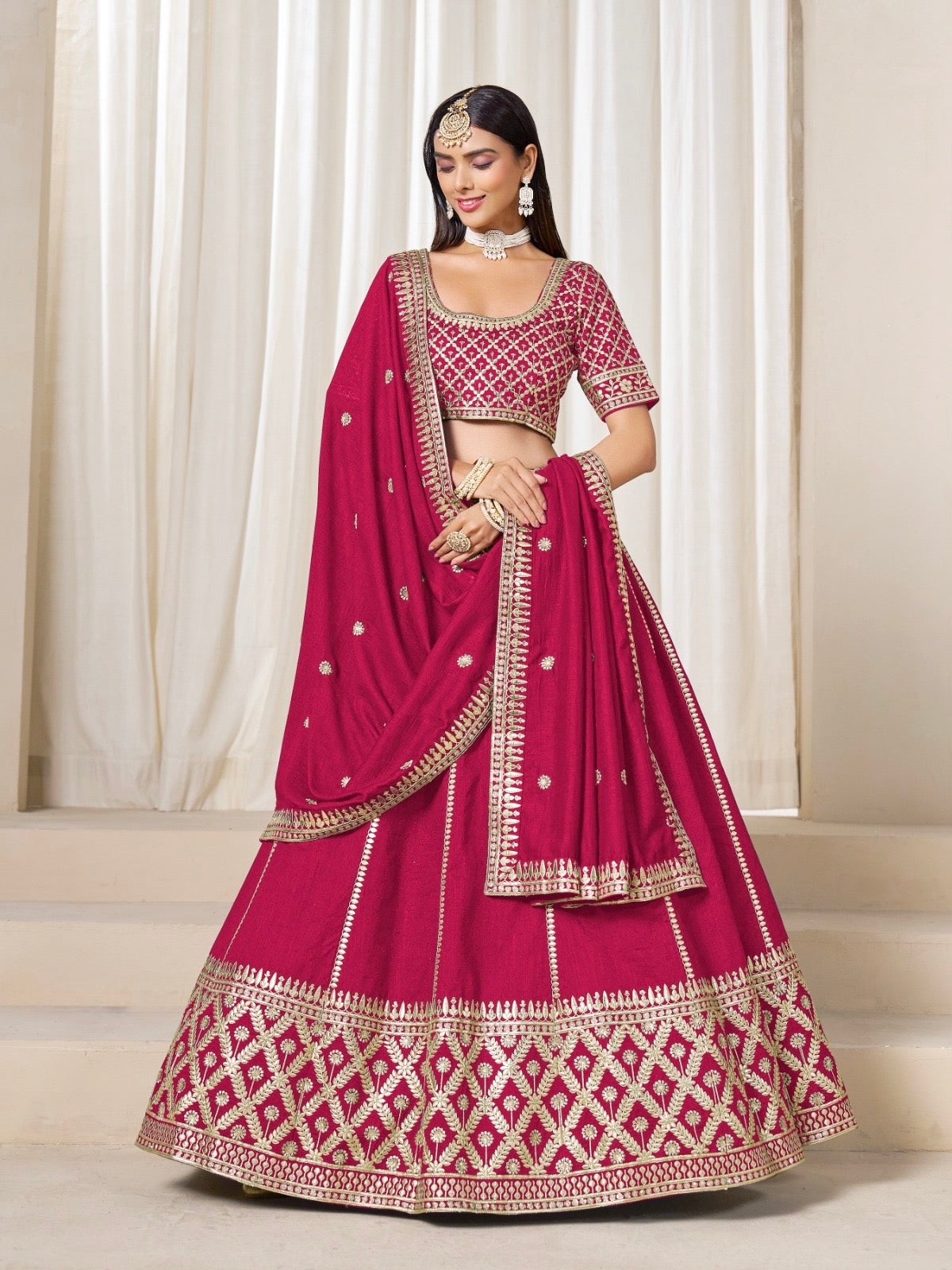 Eleganter rosa-grauer Braut-Lehenga mit Zarkan-Stickerei und Pailletten