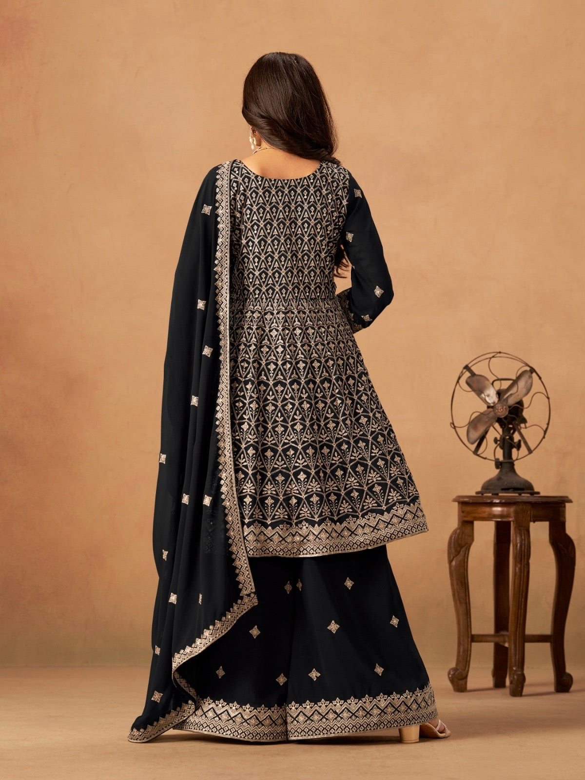 Salwar Palazzo noir en faux georgette avec ornements COLLECTION ELINA