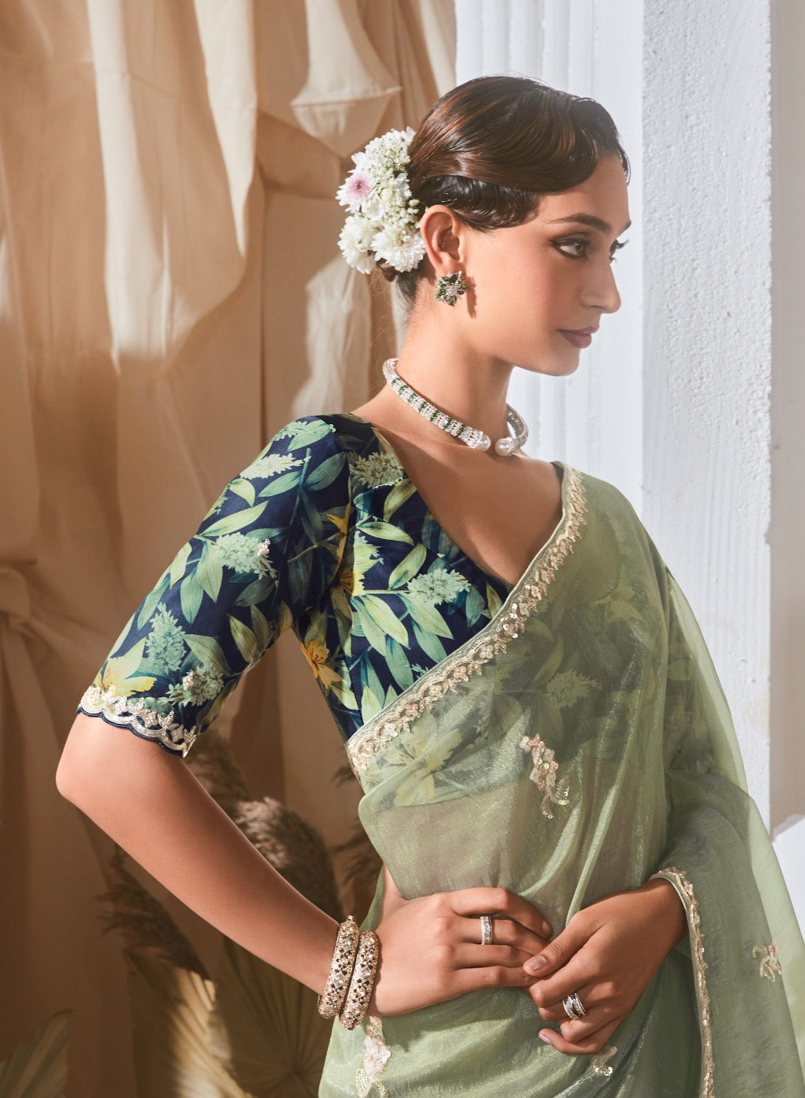 Grüner Glasseiden-Sari mit mehrfarbiger roter Blumenbluse und Digitaldruck, Pailletten- und Fadenstickerei