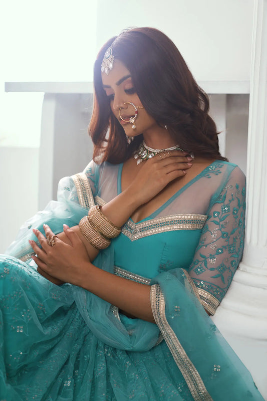 Lehenga Choli bleu turquoise en résille avec broderie au fil de coton et sequins COLLECTION CHANDRALEKHA
