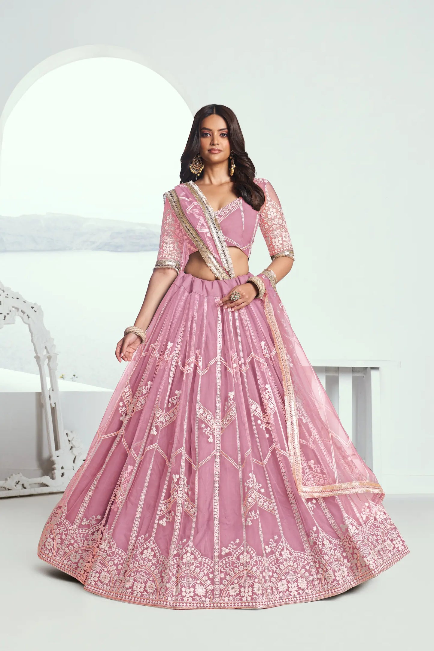 Lehenga Choli rose en résille avec broderie au fil de coton et sequins COLLECTION CHANDRALEKHA