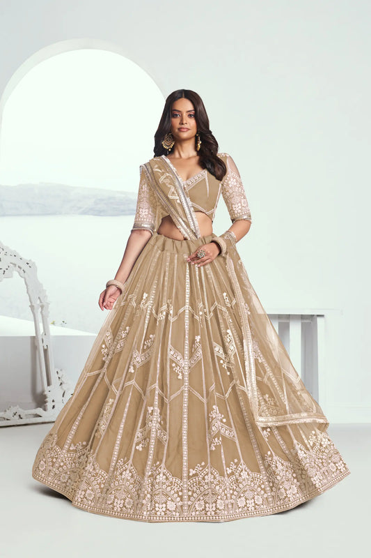Lehenga Choli beige en tissu résille, orné de broderies au fil de coton et de sequins scintillants COLLECTION CHANDRALEKHA