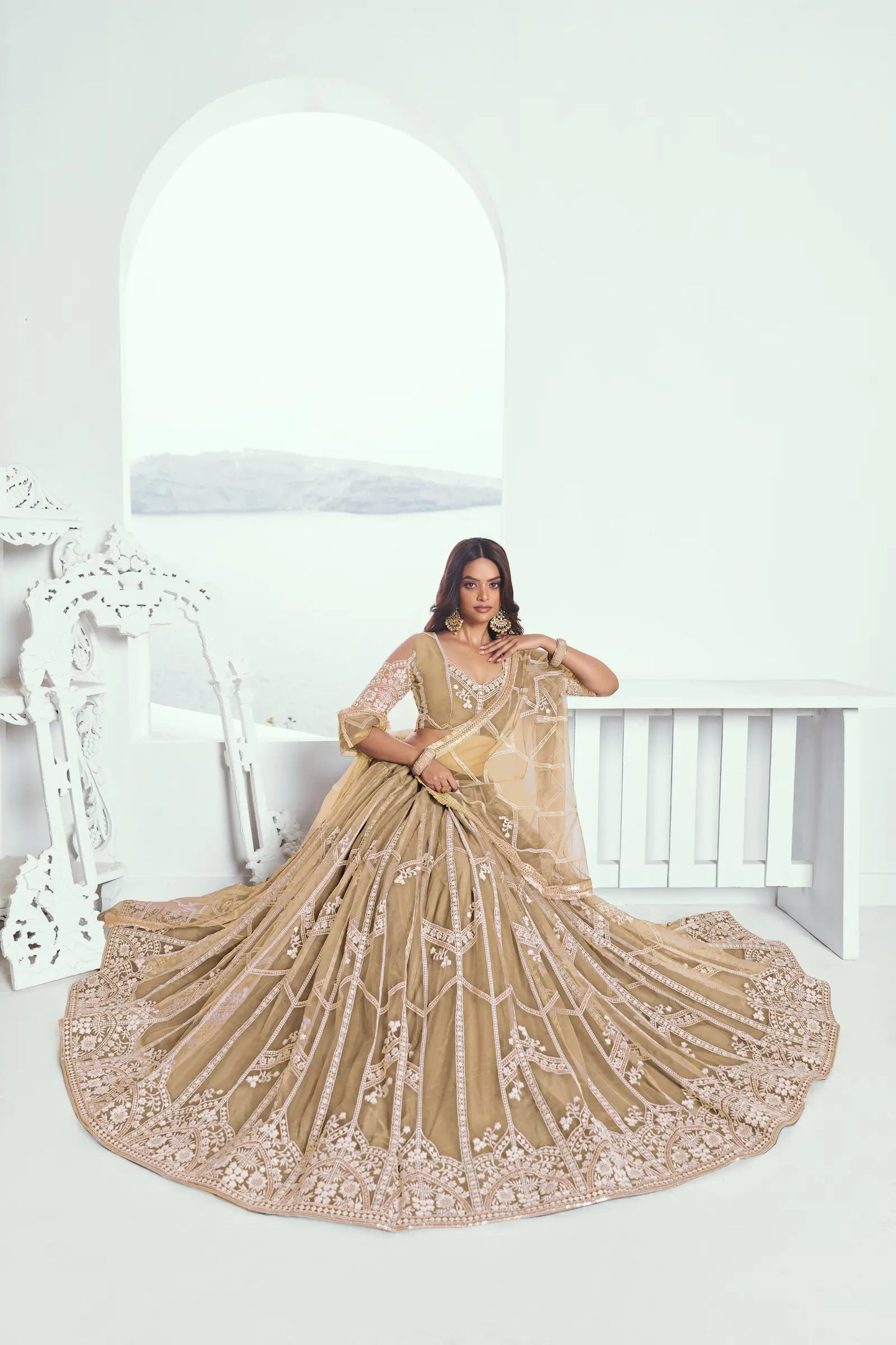 Lehenga Choli beige en tissu résille, orné de broderies au fil de coton et de sequins scintillants COLLECTION CHANDRALEKHA