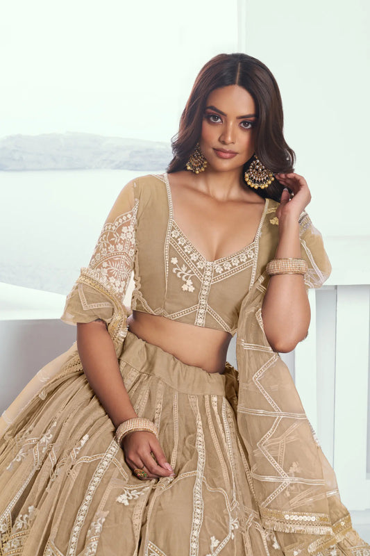 Lehenga Choli beige en tissu résille, orné de broderies au fil de coton et de sequins scintillants COLLECTION CHANDRALEKHA