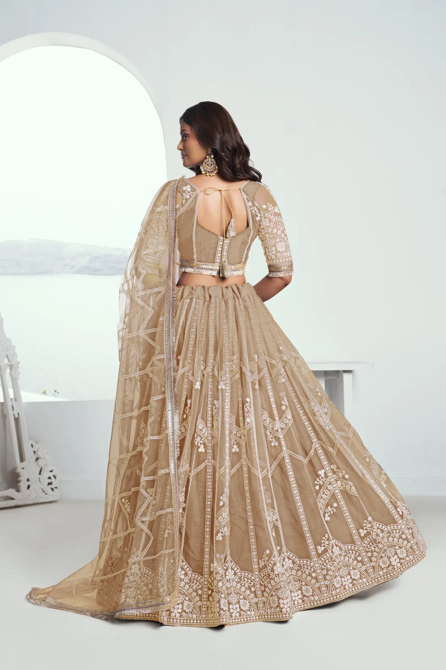 Lehenga Choli beige en tissu résille, orné de broderies au fil de coton et de sequins scintillants COLLECTION CHANDRALEKHA