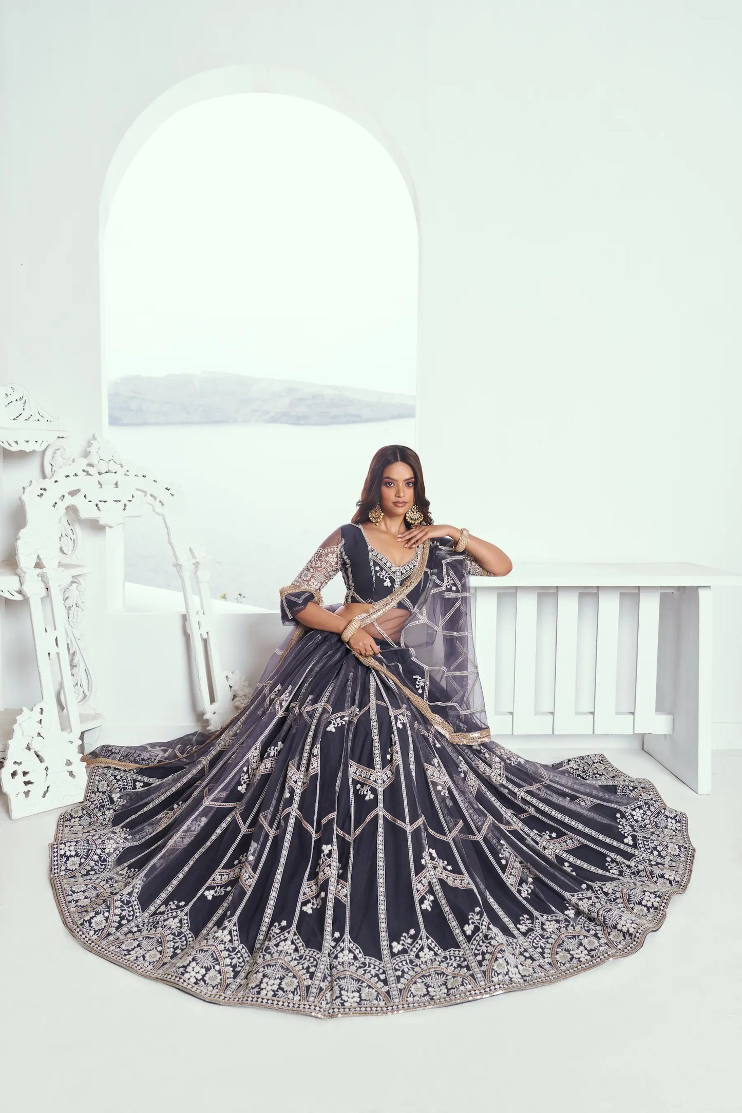 Ensemble de Lehenga Choli Gris Anthracite en Tulle avec Broderies de Sequins et Fils COLLECTION CHANDRALEKHA