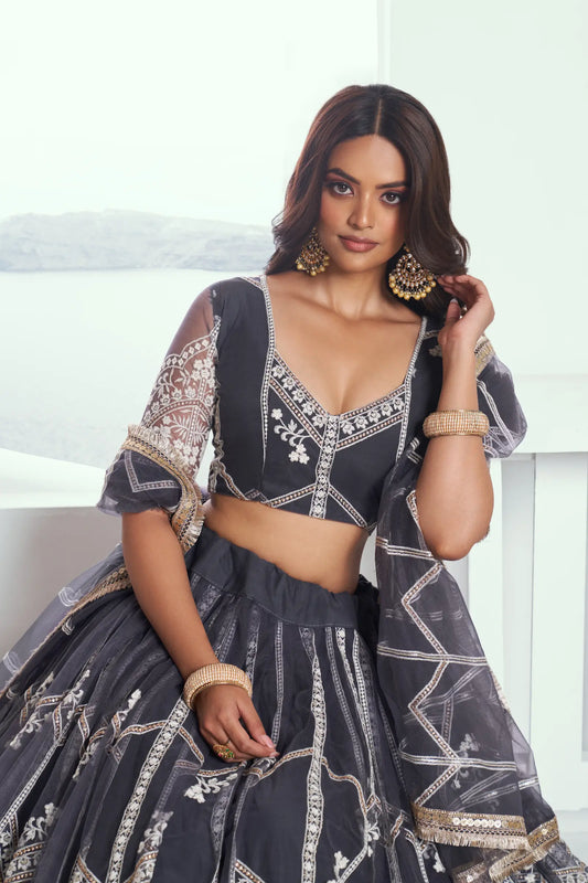 Ensemble de Lehenga Choli Gris Anthracite en Tulle avec Broderies de Sequins et Fils COLLECTION CHANDRALEKHA