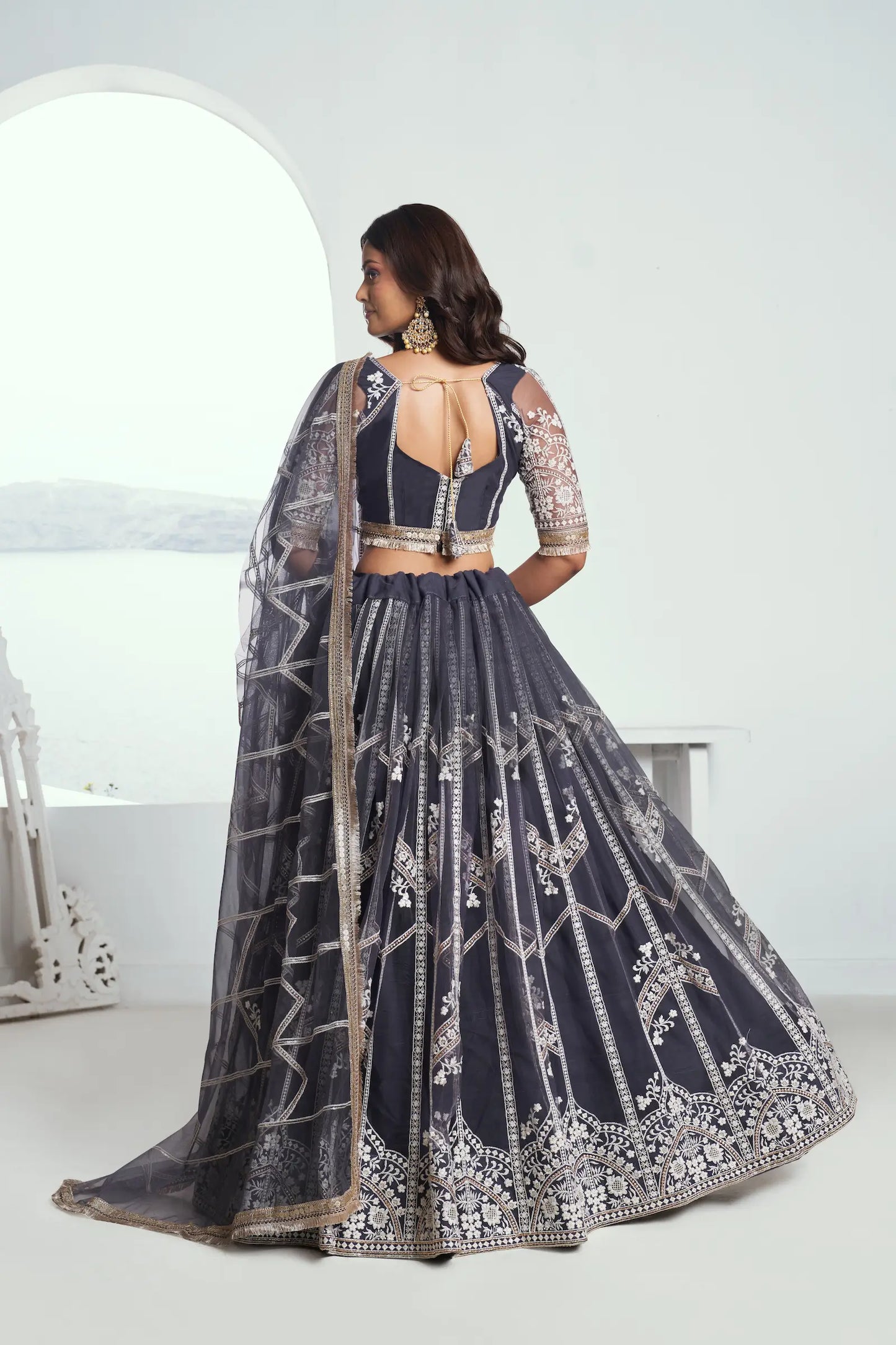 Ensemble de Lehenga Choli Gris Anthracite en Tulle avec Broderies de Sequins et Fils COLLECTION CHANDRALEKHA