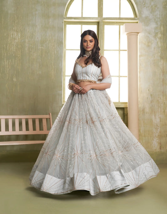 Ensemble Lehenga Traditionnel de Fête Gris Clair avec Broderies Scintillantes COLLECTION CHANDRALEKHA