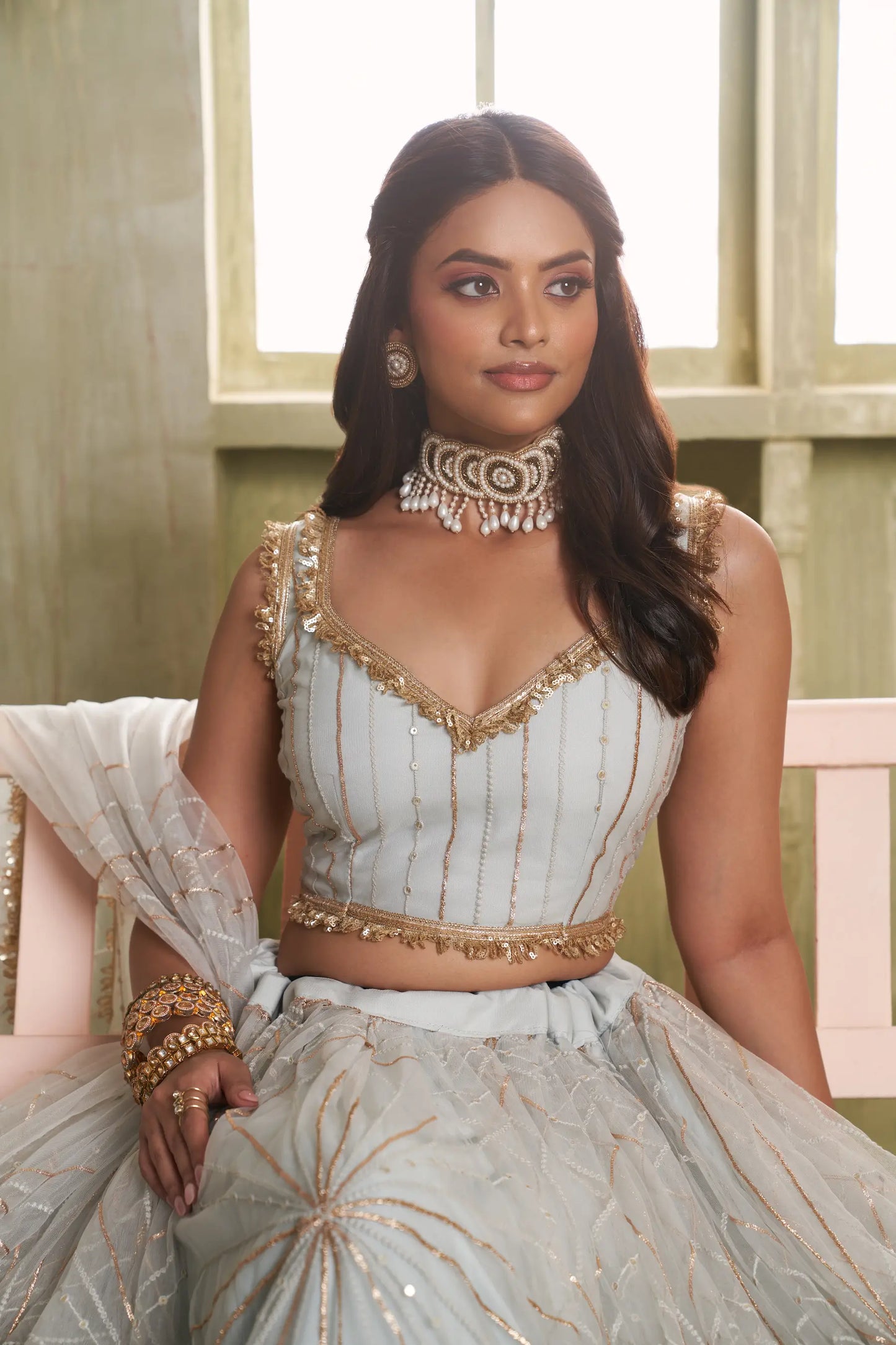Ensemble Lehenga Traditionnel de Fête Gris Clair avec Broderies Scintillantes COLLECTION CHANDRALEKHA