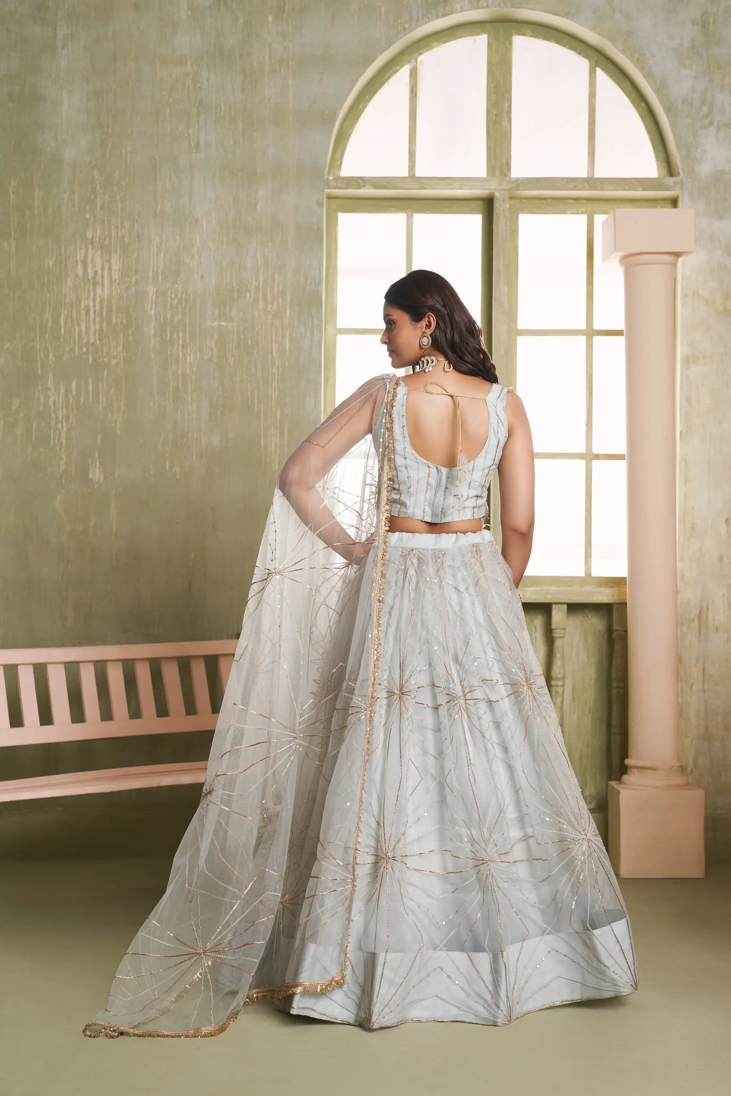 Ensemble Lehenga Traditionnel de Fête Gris Clair avec Broderies Scintillantes COLLECTION CHANDRALEKHA