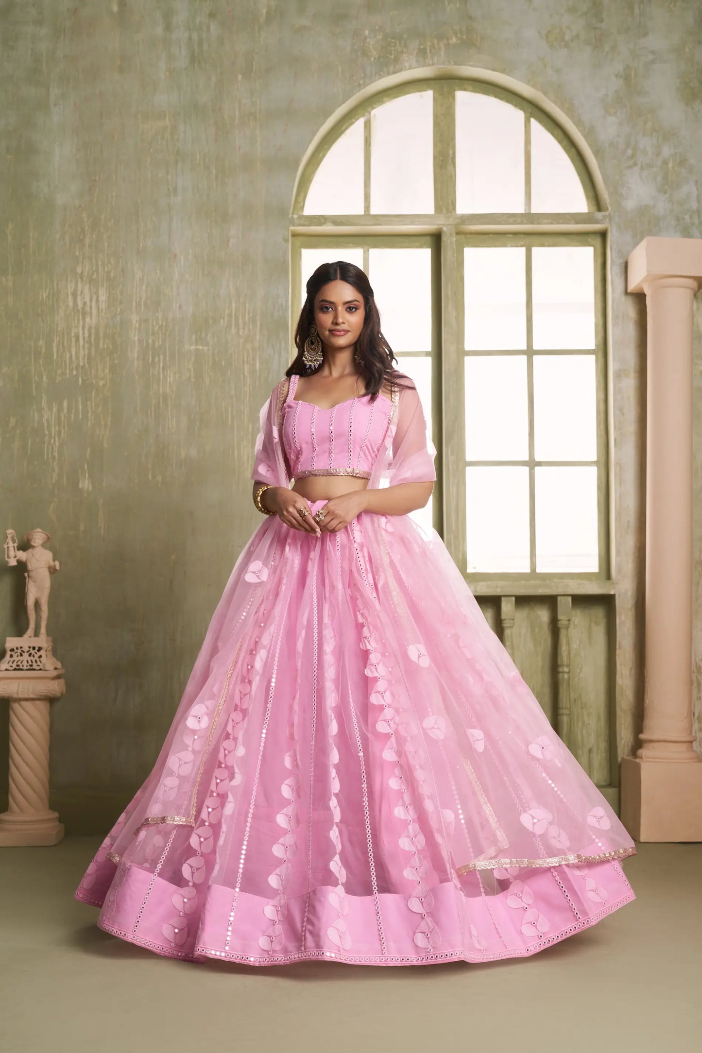 Ensemble Lehenga Traditionnel de Mariage Rose avec Broderies Scintillantes COLLECTION CHANDRALEKHA