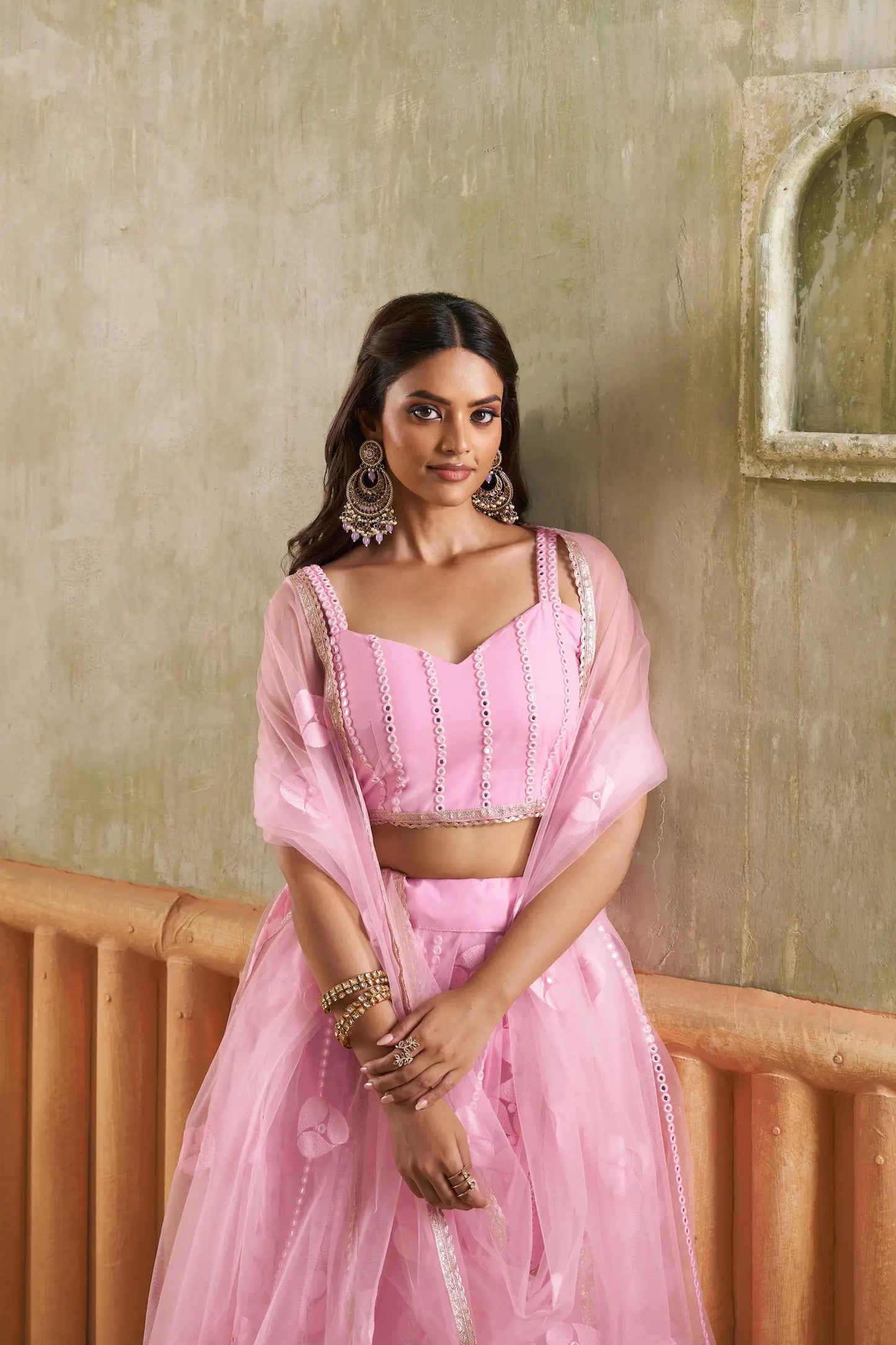 Ensemble Lehenga Traditionnel de Mariage Rose avec Broderies Scintillantes COLLECTION CHANDRALEKHA