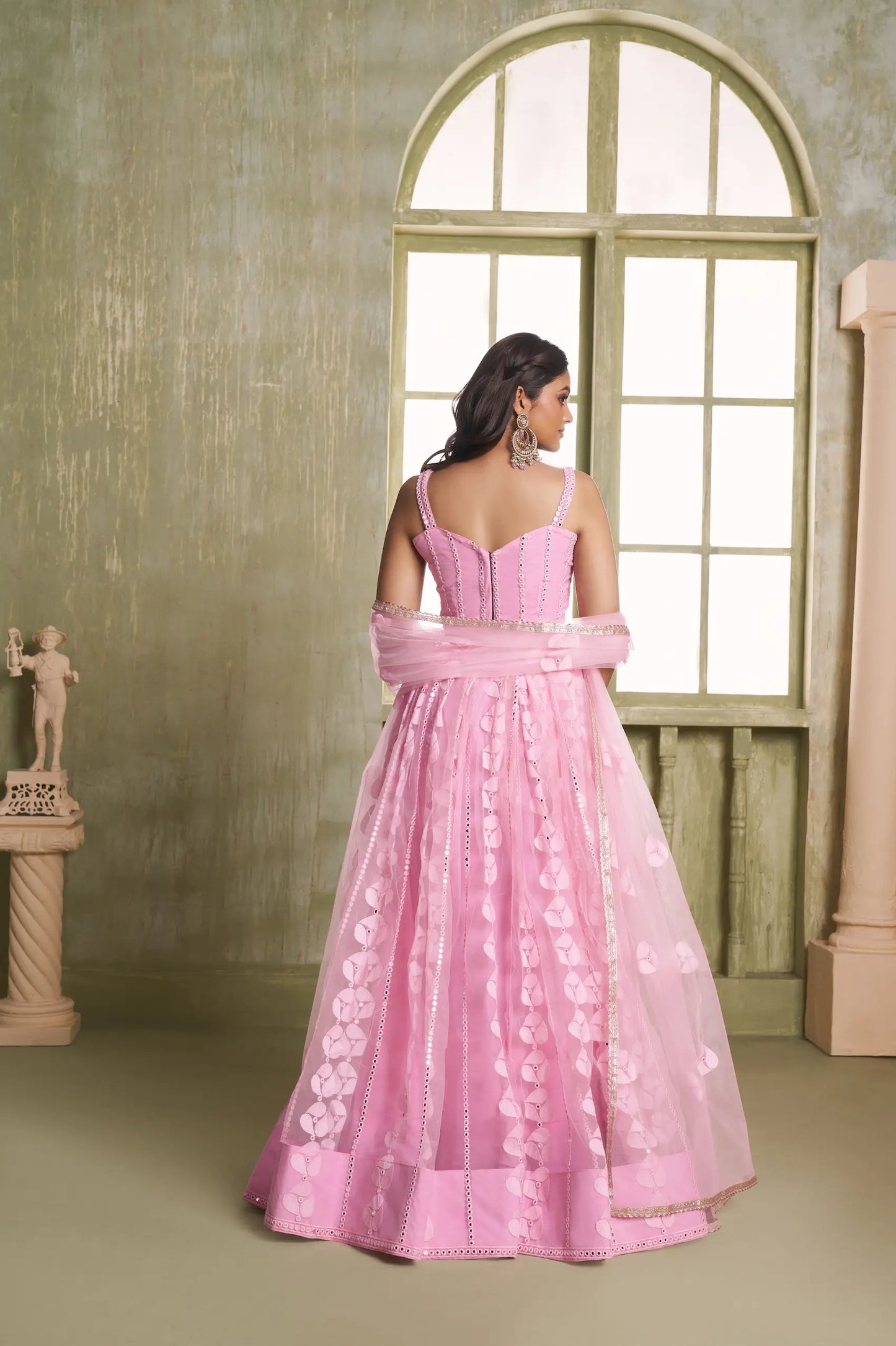 Ensemble Lehenga Traditionnel de Mariage Rose avec Broderies Scintillantes COLLECTION CHANDRALEKHA
