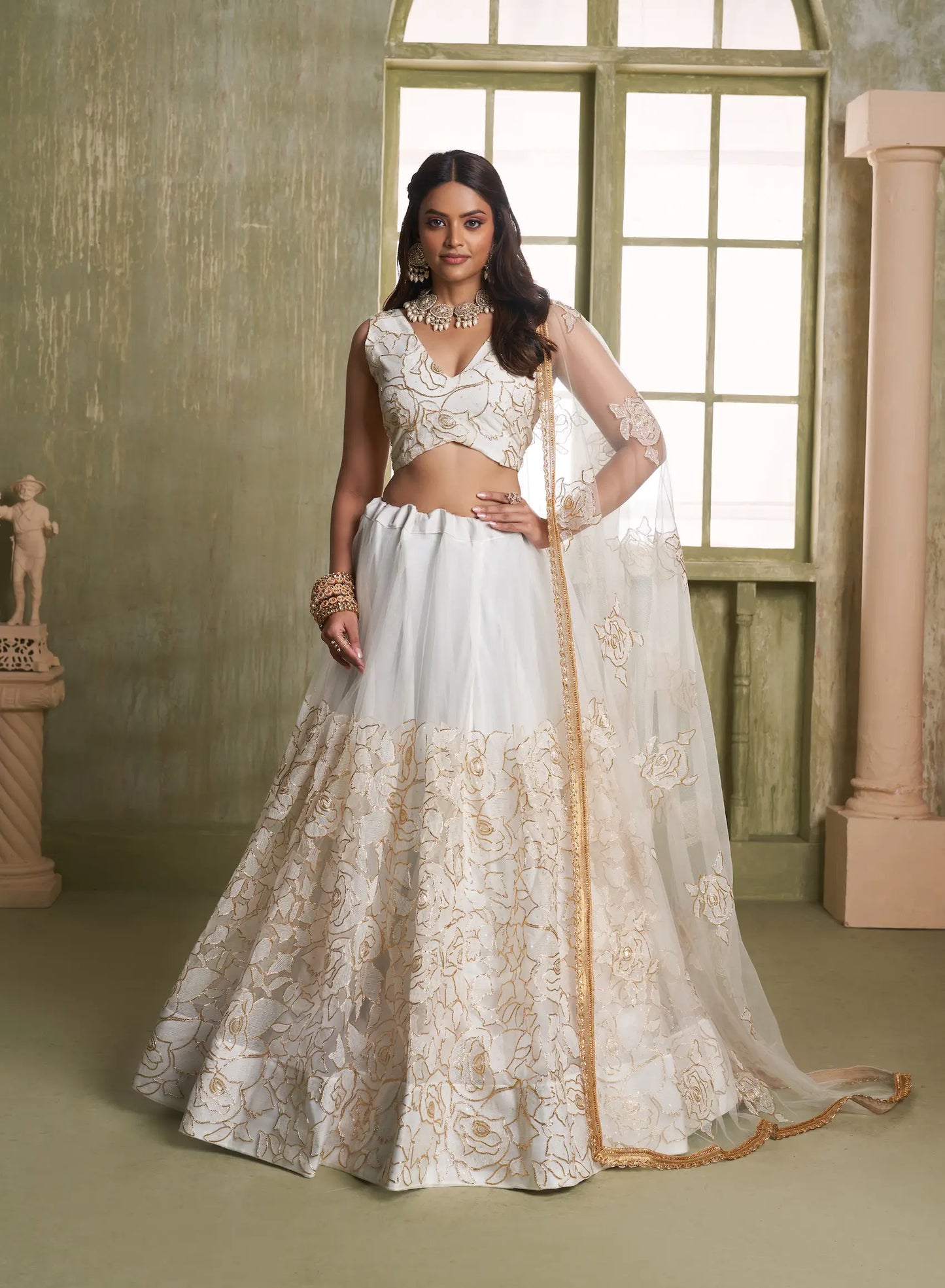 Ensemble Lehenga de Mariage Traditionnel Blanc Nacré avec Broderies Luxueuses COLLECTION CHANDRALEKHA