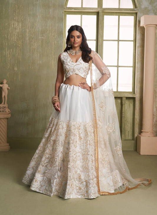 Ensemble Lehenga de Mariage Traditionnel Blanc Nacré avec Broderies Luxueuses COLLECTION CHANDRALEKHA