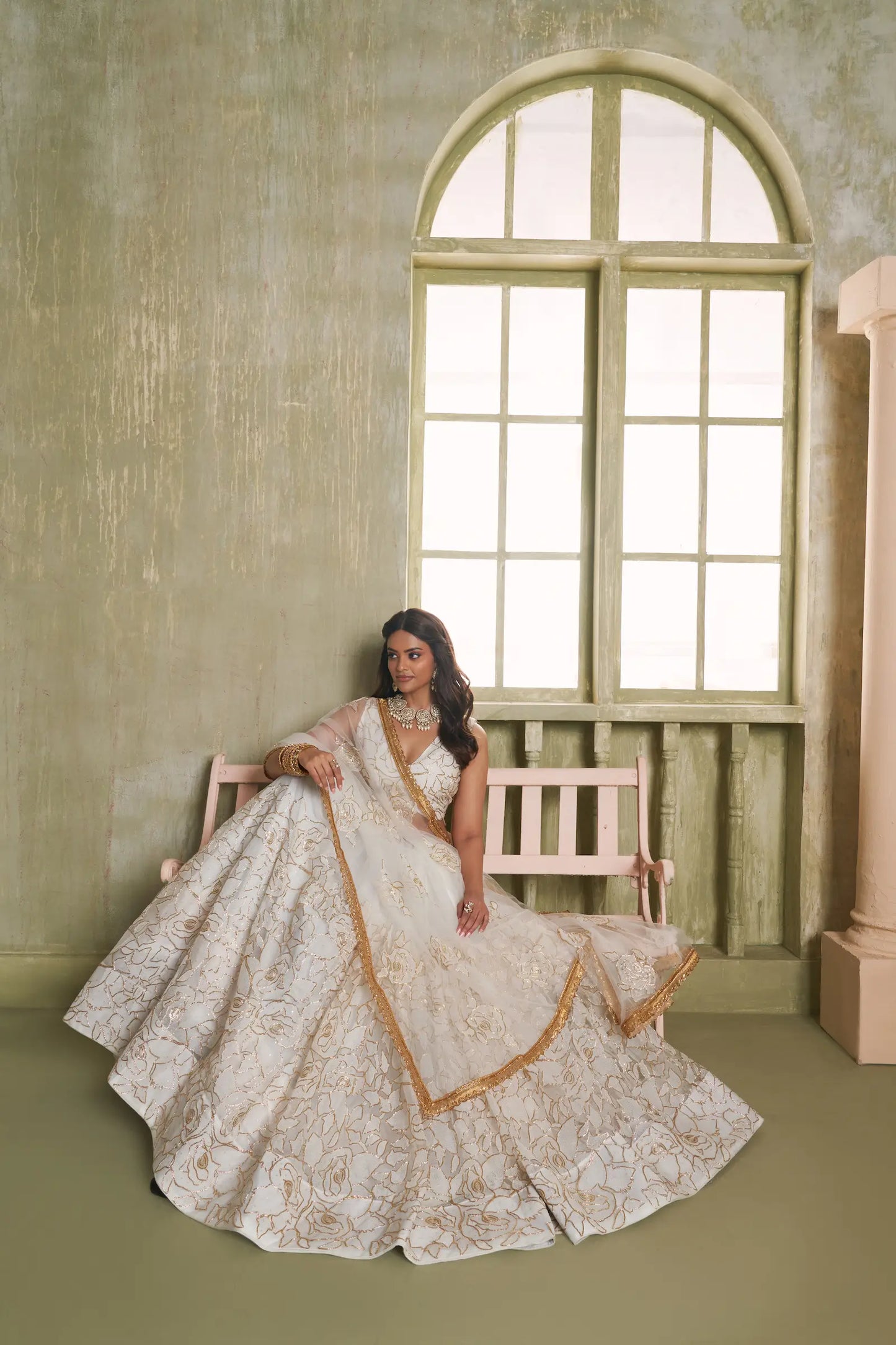 Ensemble Lehenga de Mariage Traditionnel Blanc Nacré avec Broderies Luxueuses COLLECTION CHANDRALEKHA