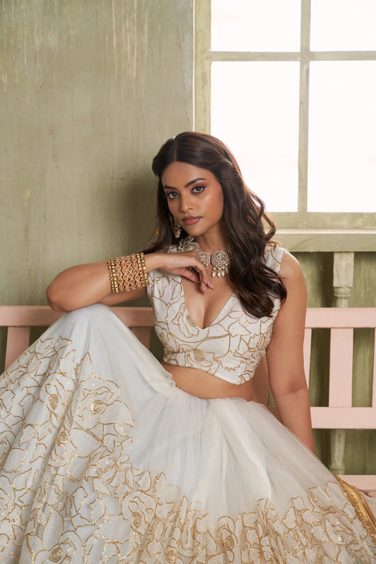 Ensemble Lehenga de Mariage Traditionnel Blanc Nacré avec Broderies Luxueuses COLLECTION CHANDRALEKHA